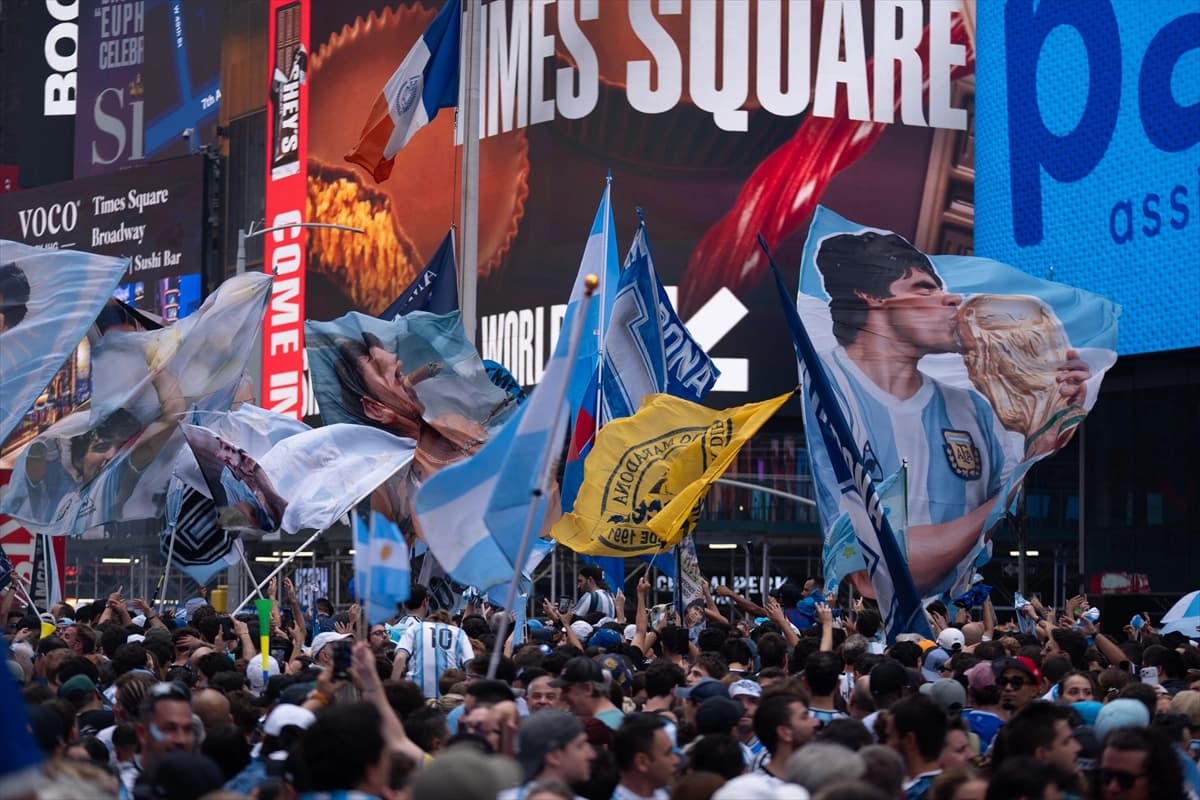 Arjantin ile İspanya arasındaki 2026 FIFA Dünya Kupası finali öncesinde, binlerce Arjantinli taraftar New York'taki Times Meydanı'nda bir araya geldi. / AA