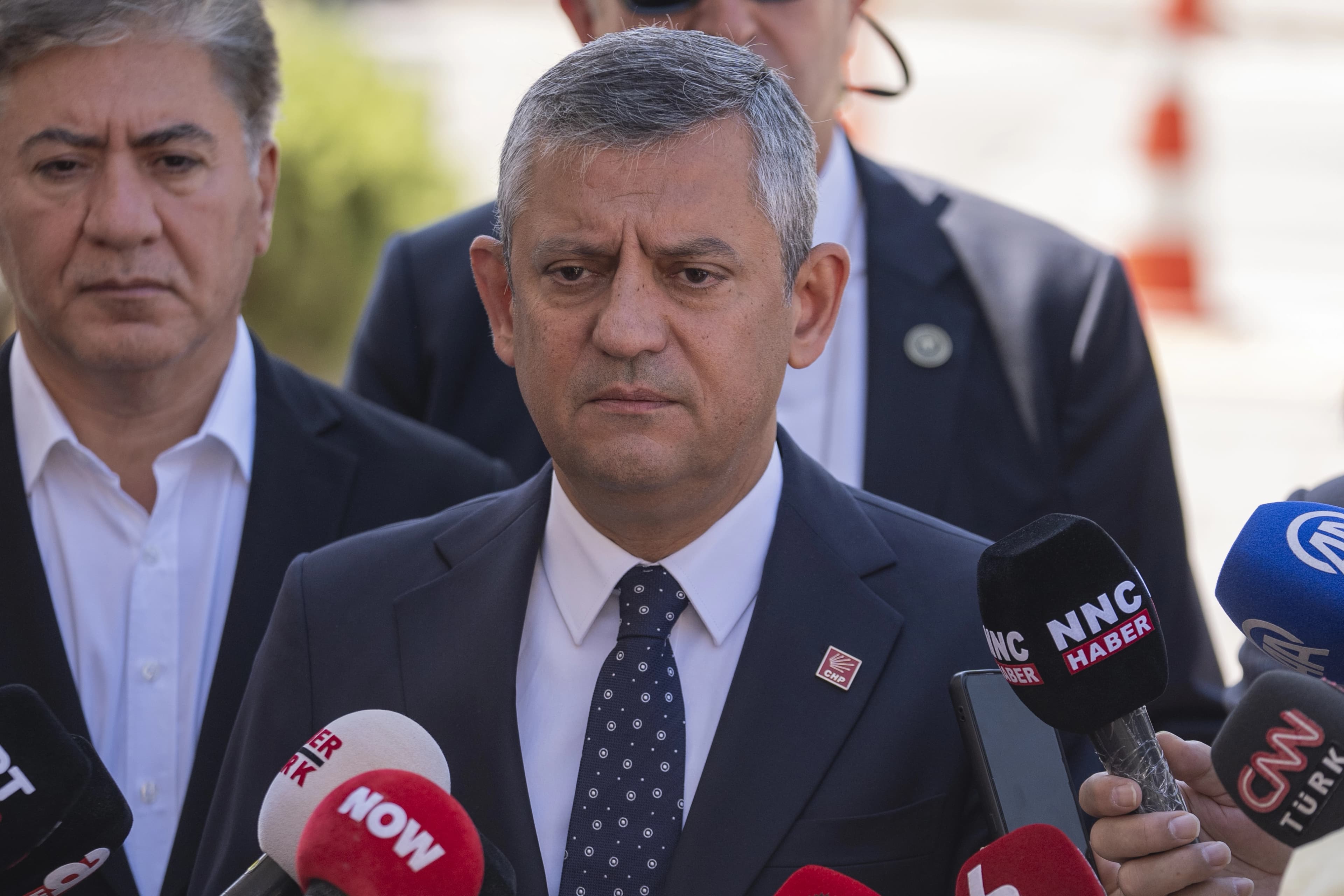 CHP Grup Başkanı Özgür Özel, gazetecilerin sorularını yanıtlarken. / AA