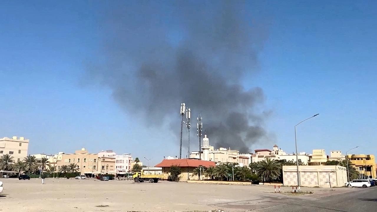 Kuveyt'te alt yapı tesisleri vuruldu.