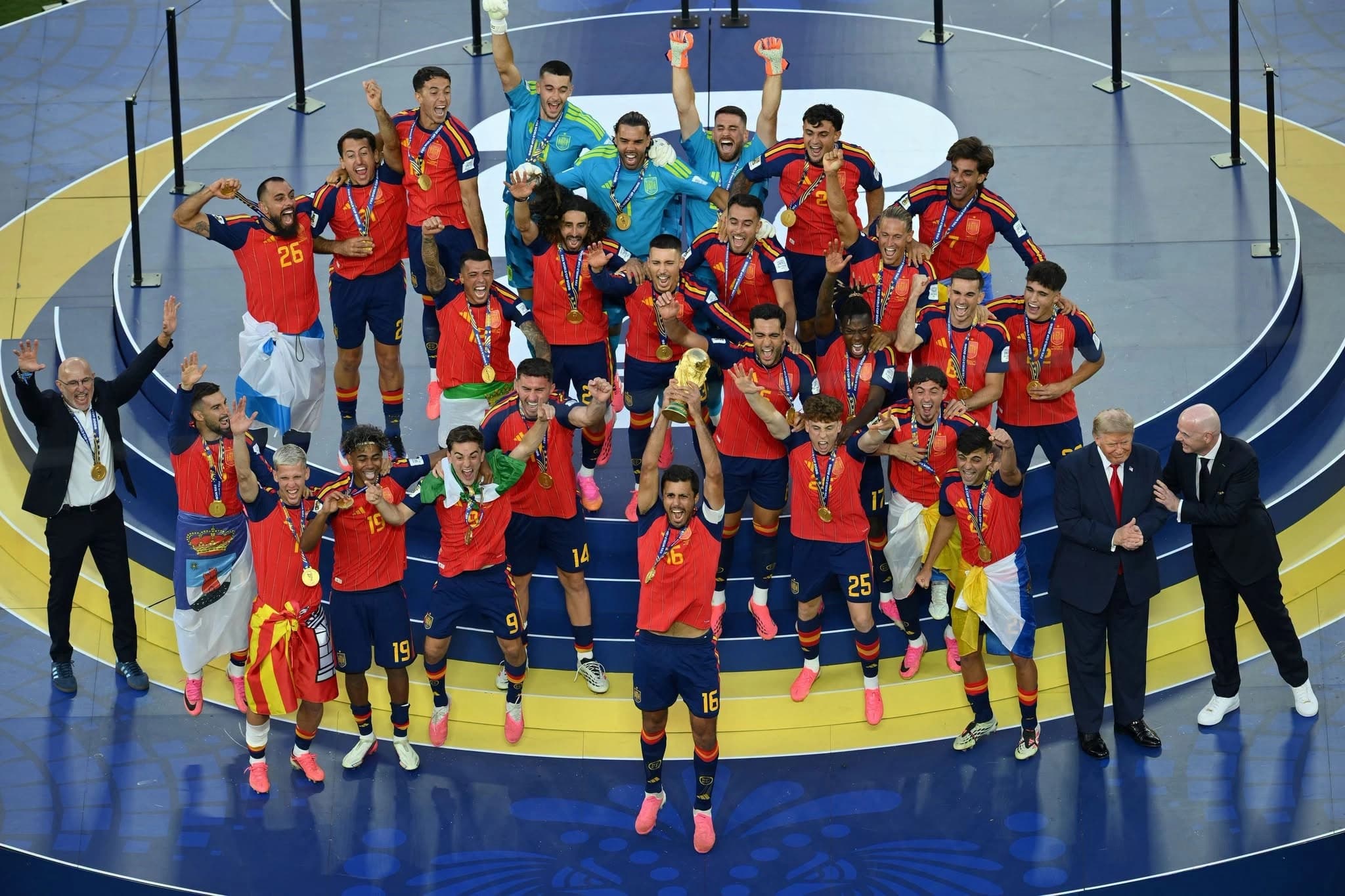 ترمب على منصة تتويج المنتخب الإسباني