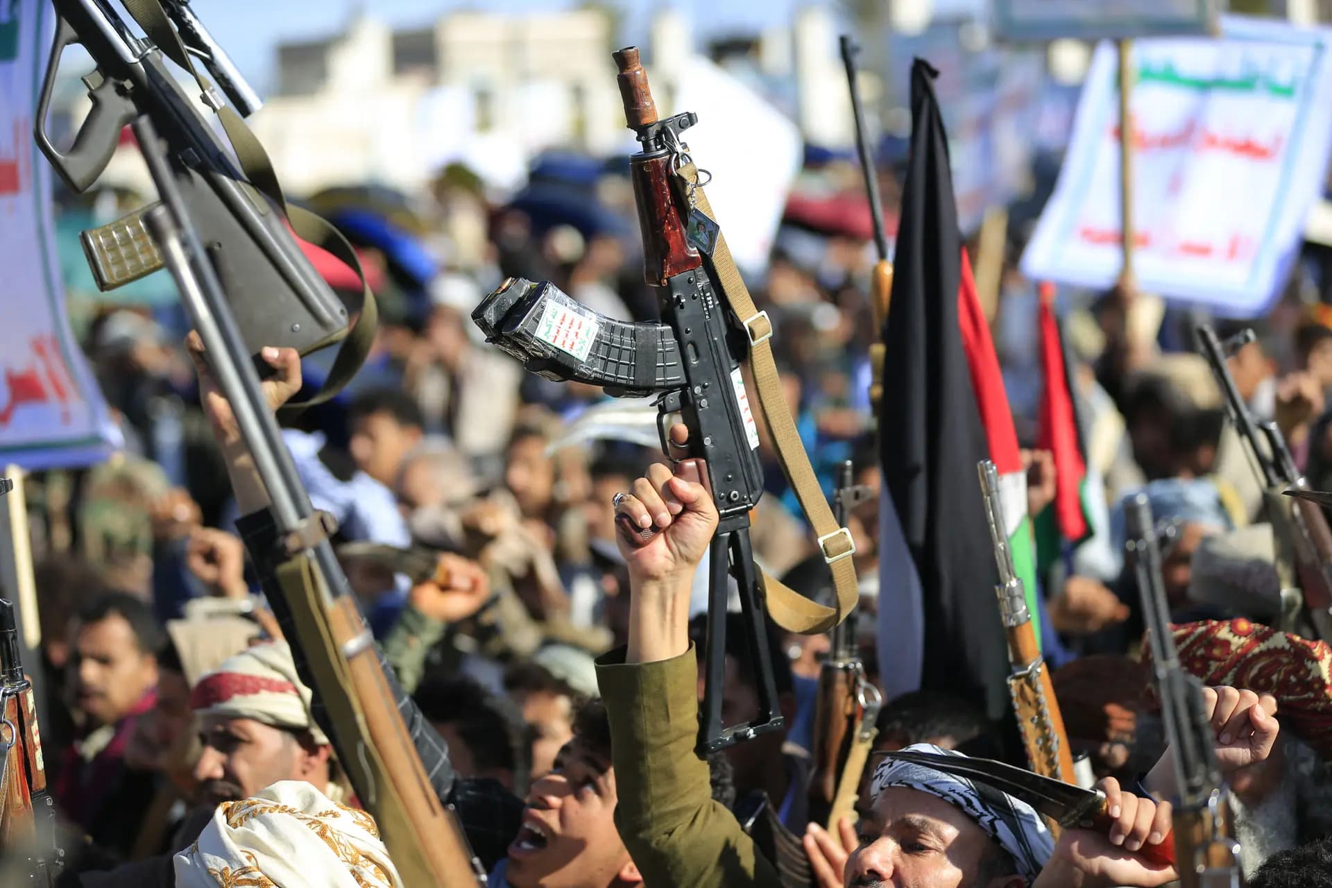 Houthis brandish their weapons as they rally in solidarity with Iran and Lebanon, amid the US-Israeli war with Iran, in the Yemeni capital Sanaa on March 27, 2026. Photo: AFP