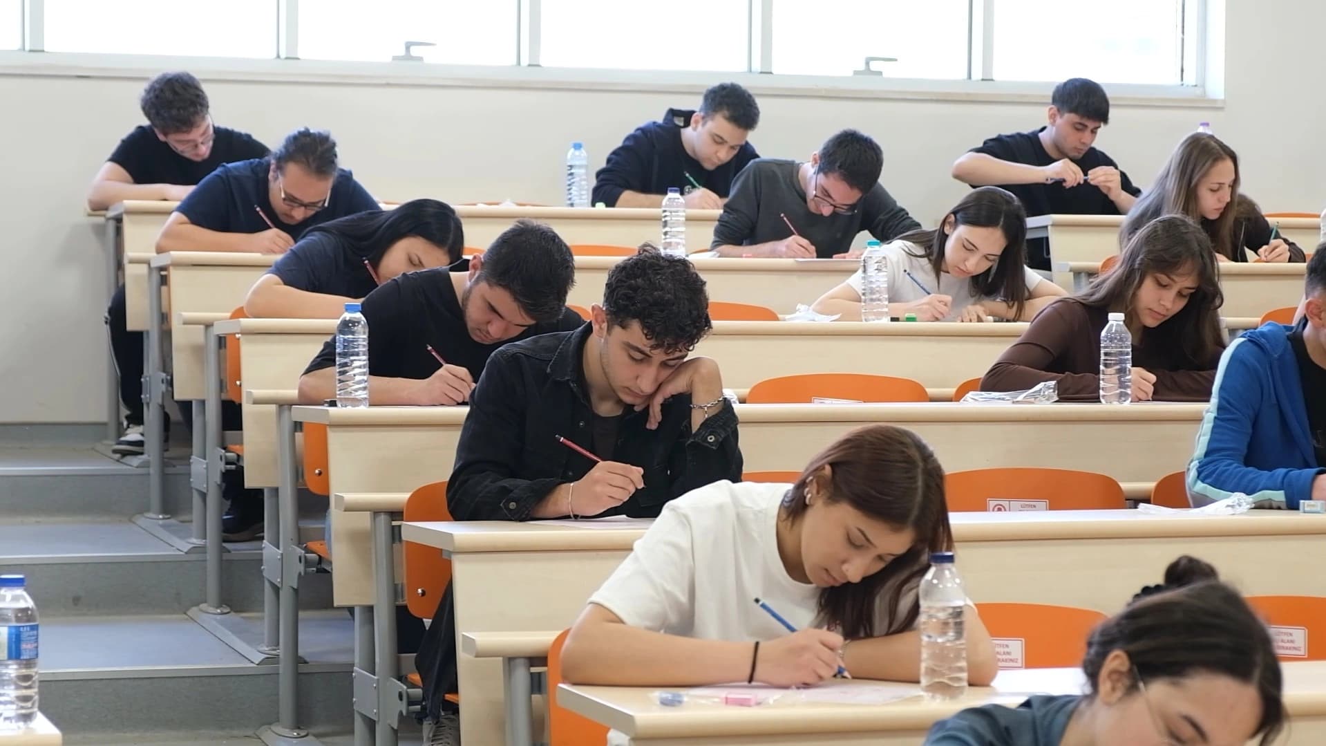 Süleyman Demirel Üniversitesi lise son sınıf öğrencilerine Yükseköğretim Kurumları Sınavı (YKS) simülasyonu uyguladı. / Foto: AA