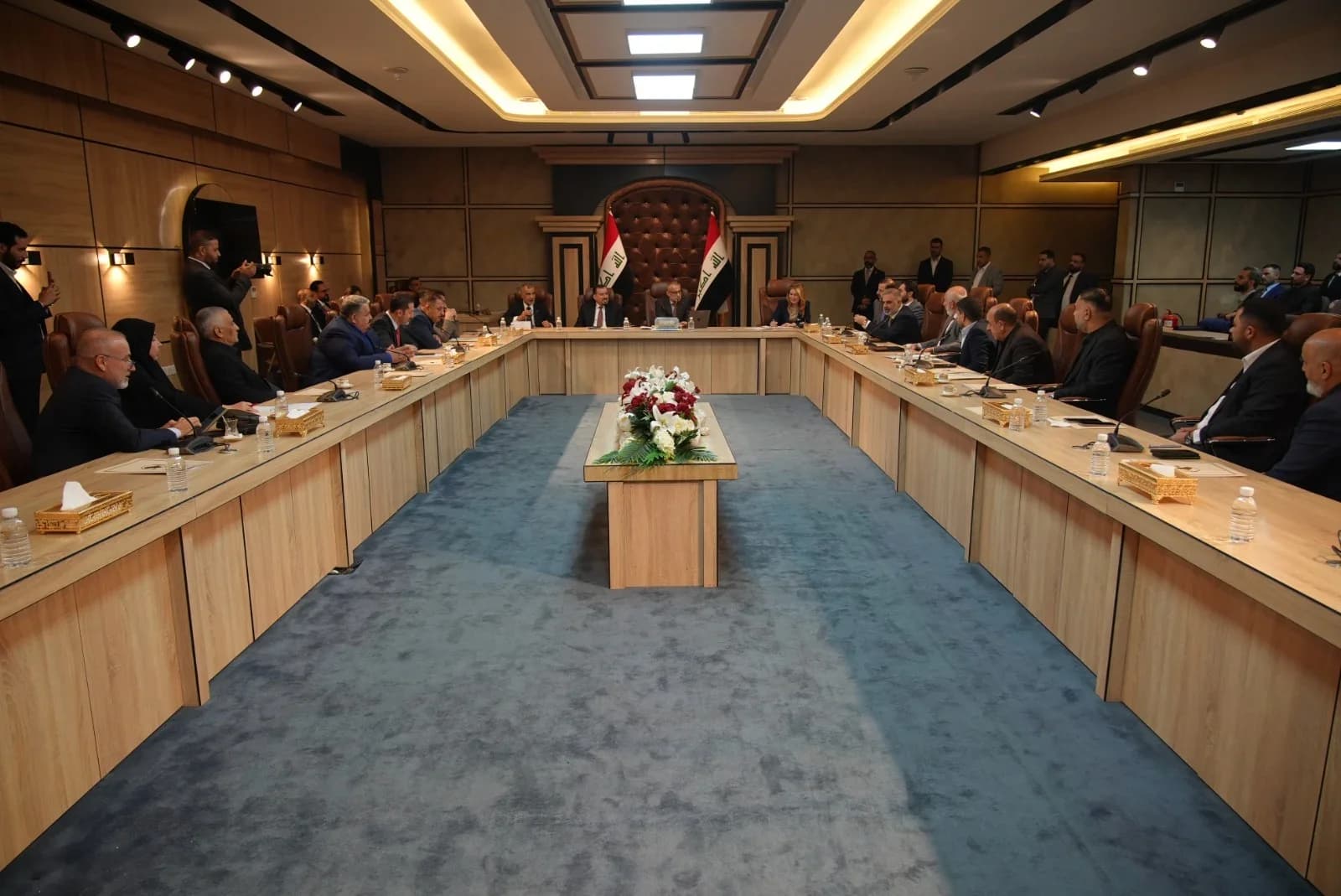 کۆبوونەوەى لیژنەى دارایی پەرلەمانى عێراق لەگەڵ وەزیرى دارایی