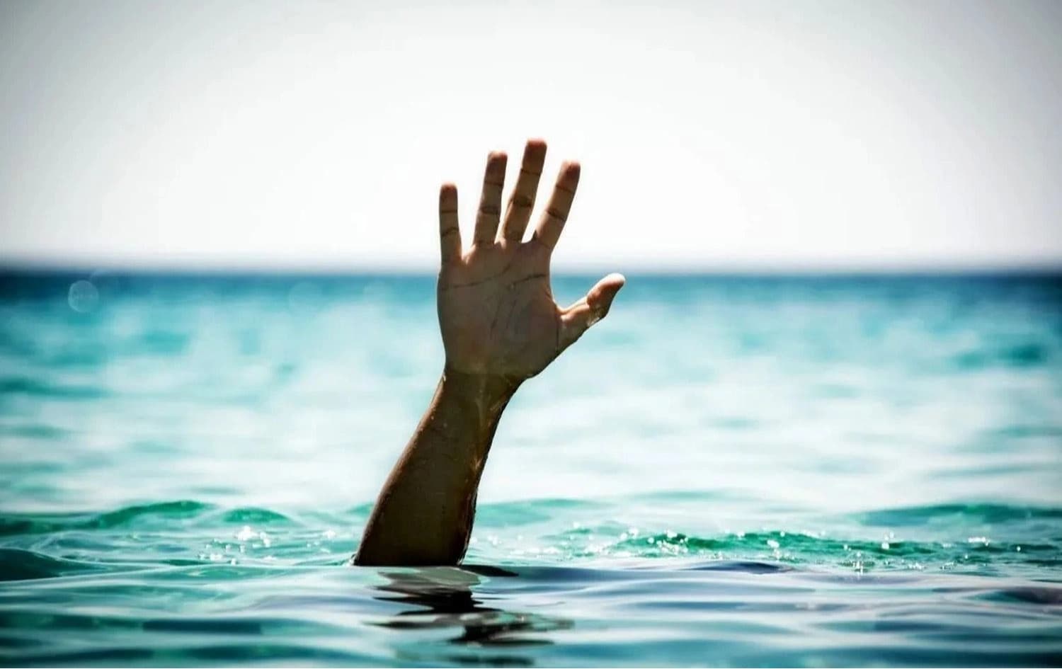 کەسێک لەنێو ئاوەوە دەستی هێناوەتە دەرەوە، وەکو ئاماژەیەک بۆئەوەی خەریکە دەخنکێت. وێنەکە تەنیا بۆ روونکردنەوەی هەواڵەکەیە و دروستکراوە