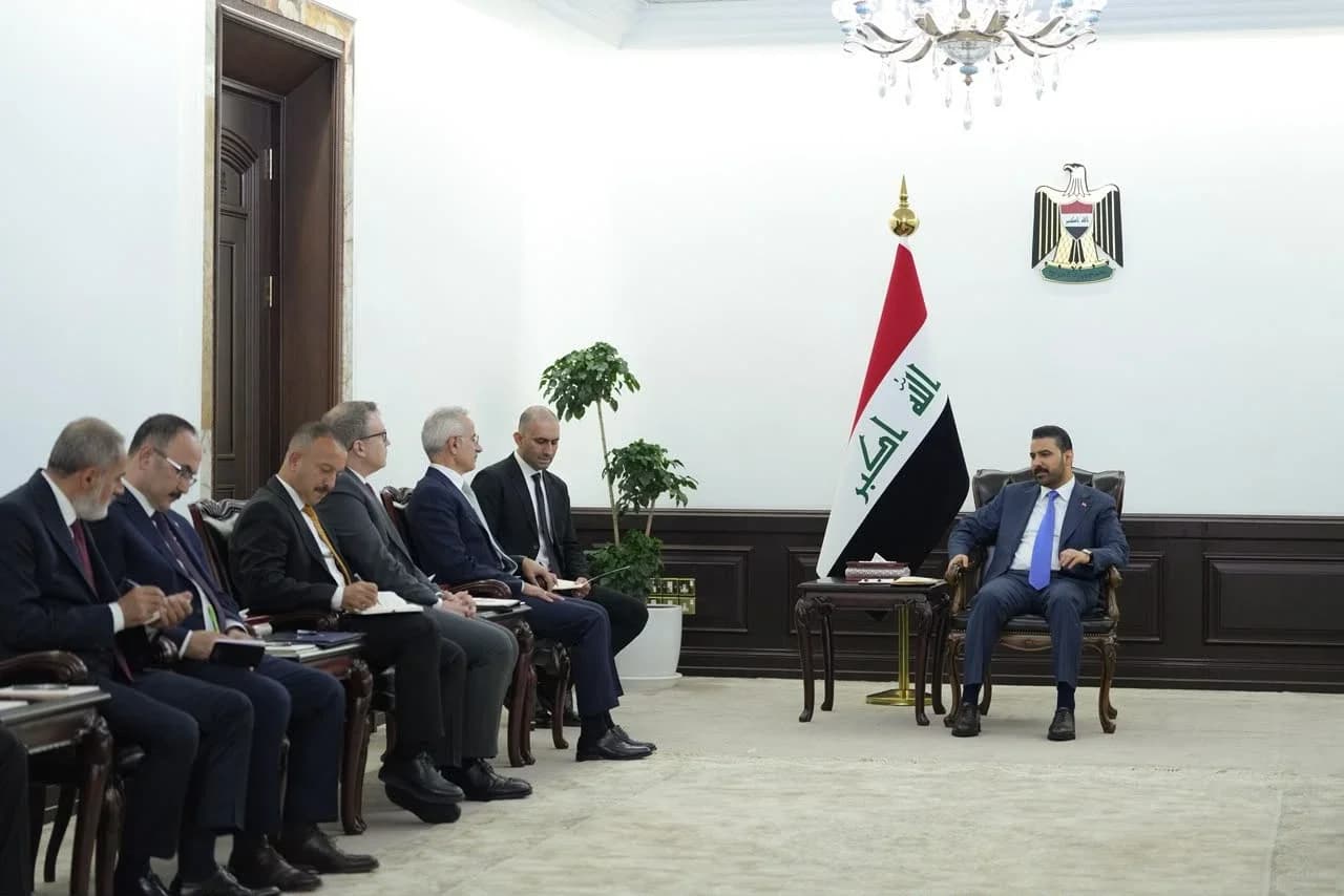 کۆبوونەوەی عەلی زەیدی، سەرۆکوەزیرانی عێراق لەگەڵ عەبدولقادر ئورالئۆغڵو، وەزیری گواستنەوە و ژێرخانی تورکیا و شاندی یاوەری لە بەغدا
