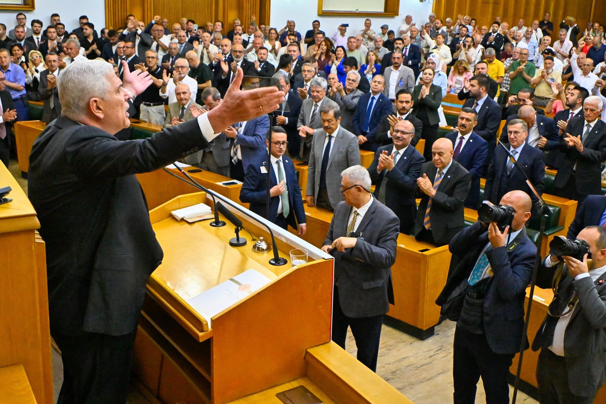 سەرۆکی ئیی پارتی قسە بۆ پەرلەمانتارانی حیزبەکەی دەکات