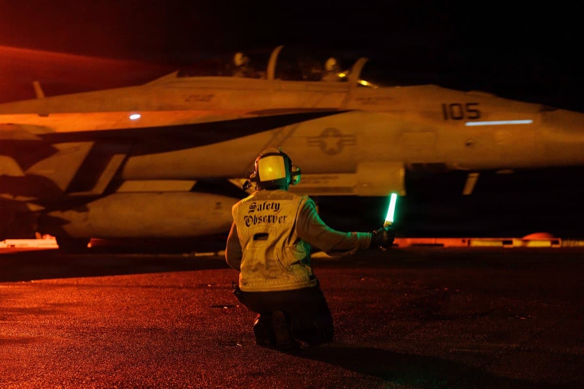 مقاتلة أميركية قبيل اقلاعها من حاملة للطائرات-Centcom
