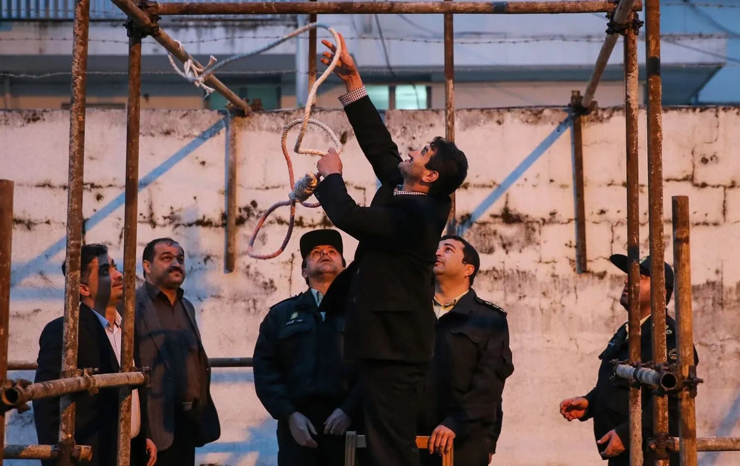 ئامادەکردنی پەتی سێدارە بۆ لە سێدارەدانی کەسێک لە ئێران