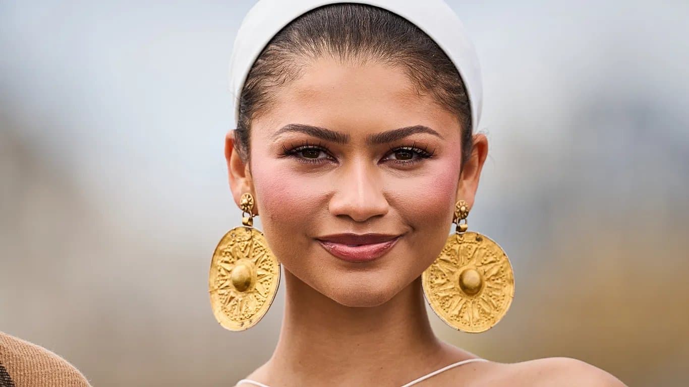 Hollywood’un ünlü oyuncusu Zendaya, Kürdistan'da bulunan altın küpeleri galada taktı.