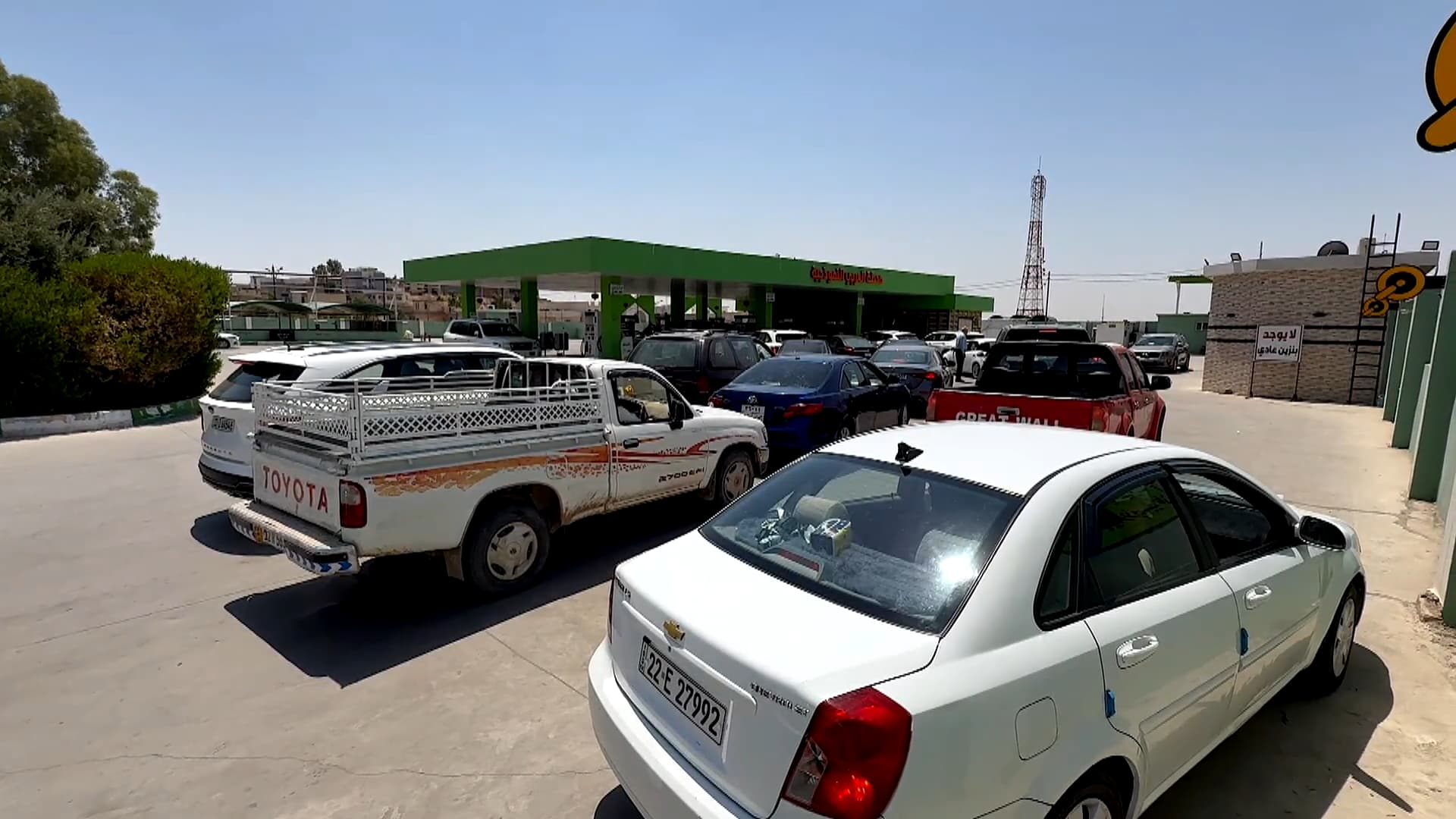 Vehicles line up to refuel at a petrol station in Mosul on July 25, 2026. Photo: Screengrab/Rudaw