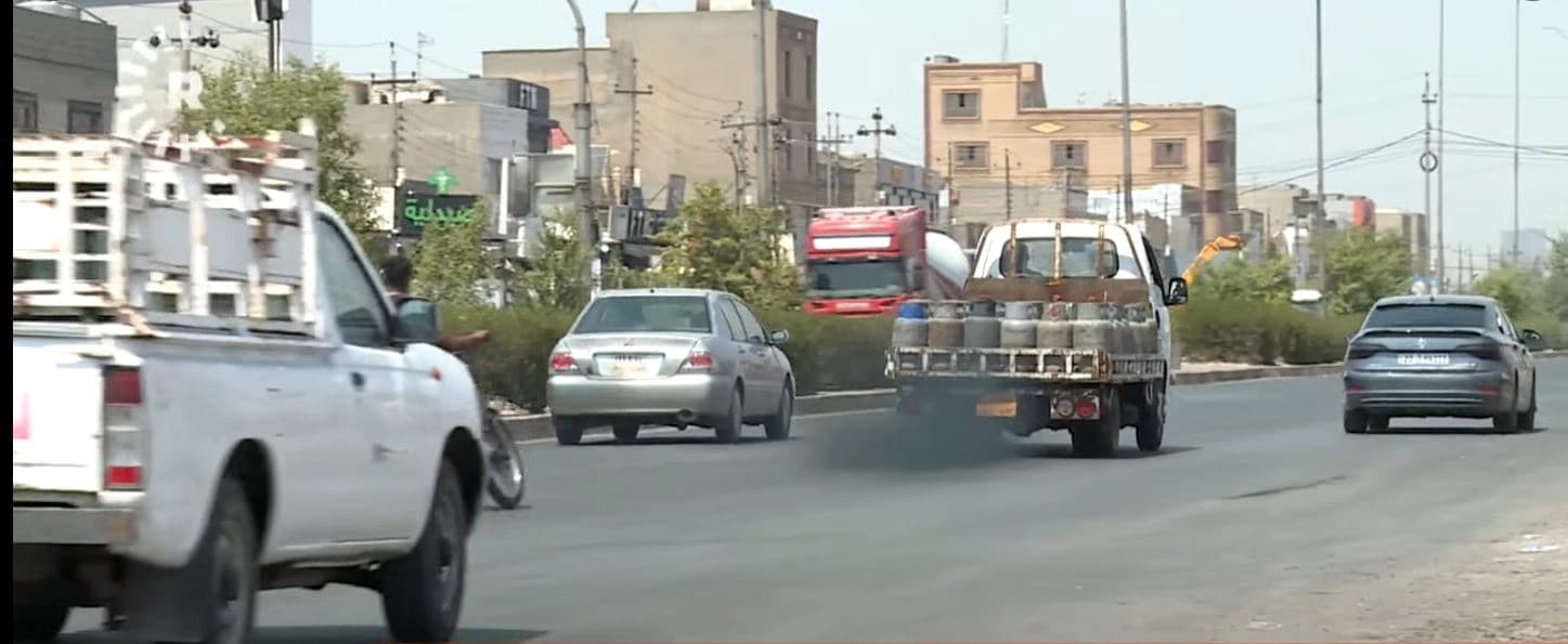 بارهەڵگرێک لە شەقامێکی هەولێر دووکەڵی رەش دەردەدات