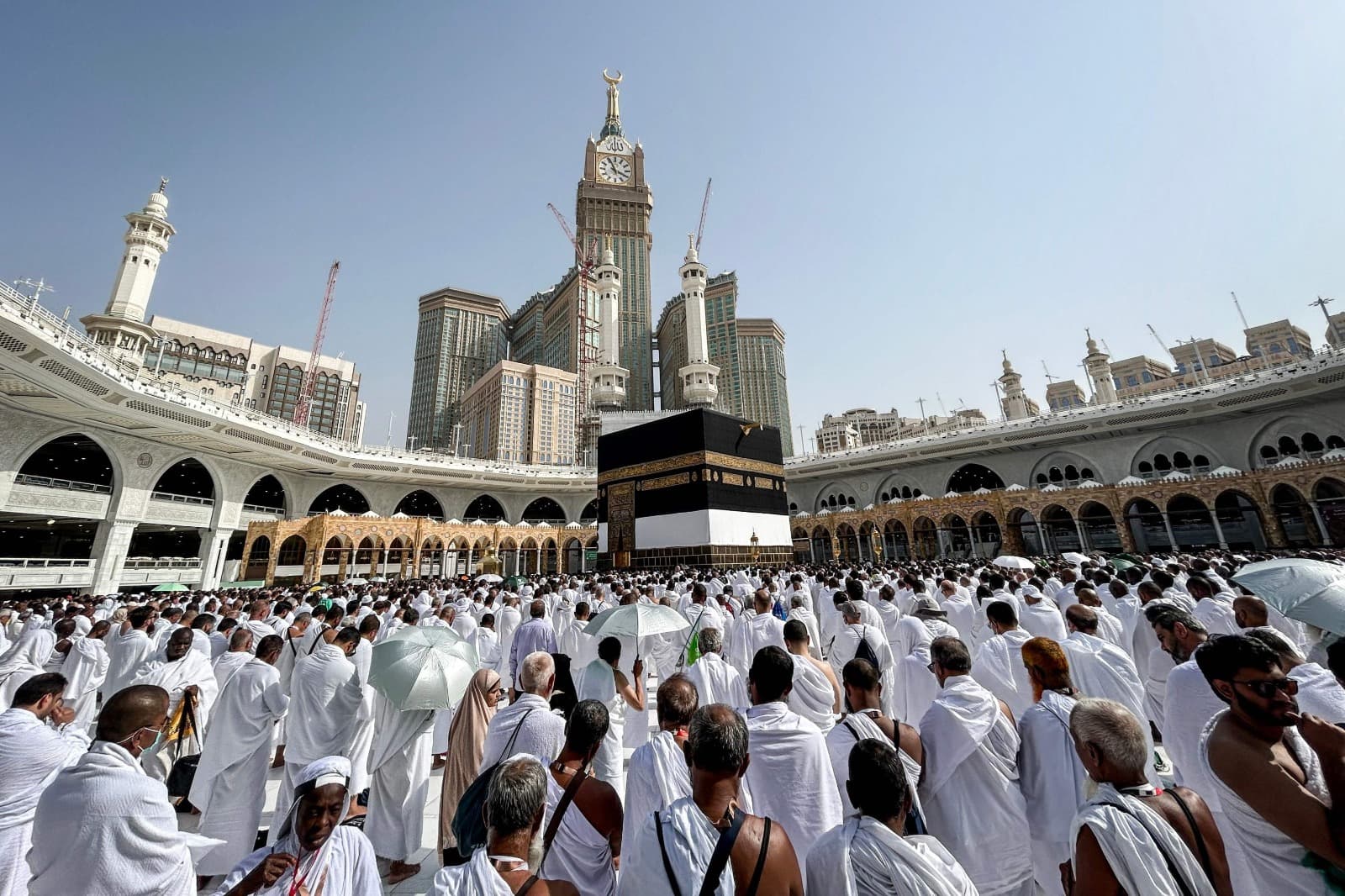 حاجیان لە کاتی تەوافکردندا