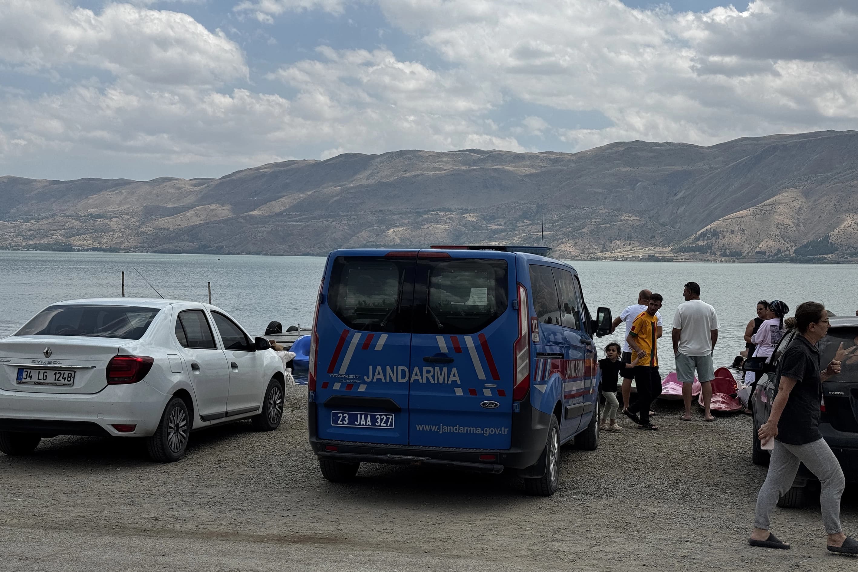 Elazığ'ın Sivrice ilçesindeki Hazar Gölü'nde su alan kayıktaki 8 kişi tahliye edildi. Olay yerine çok sayıda ekip sevk edildi. / AA