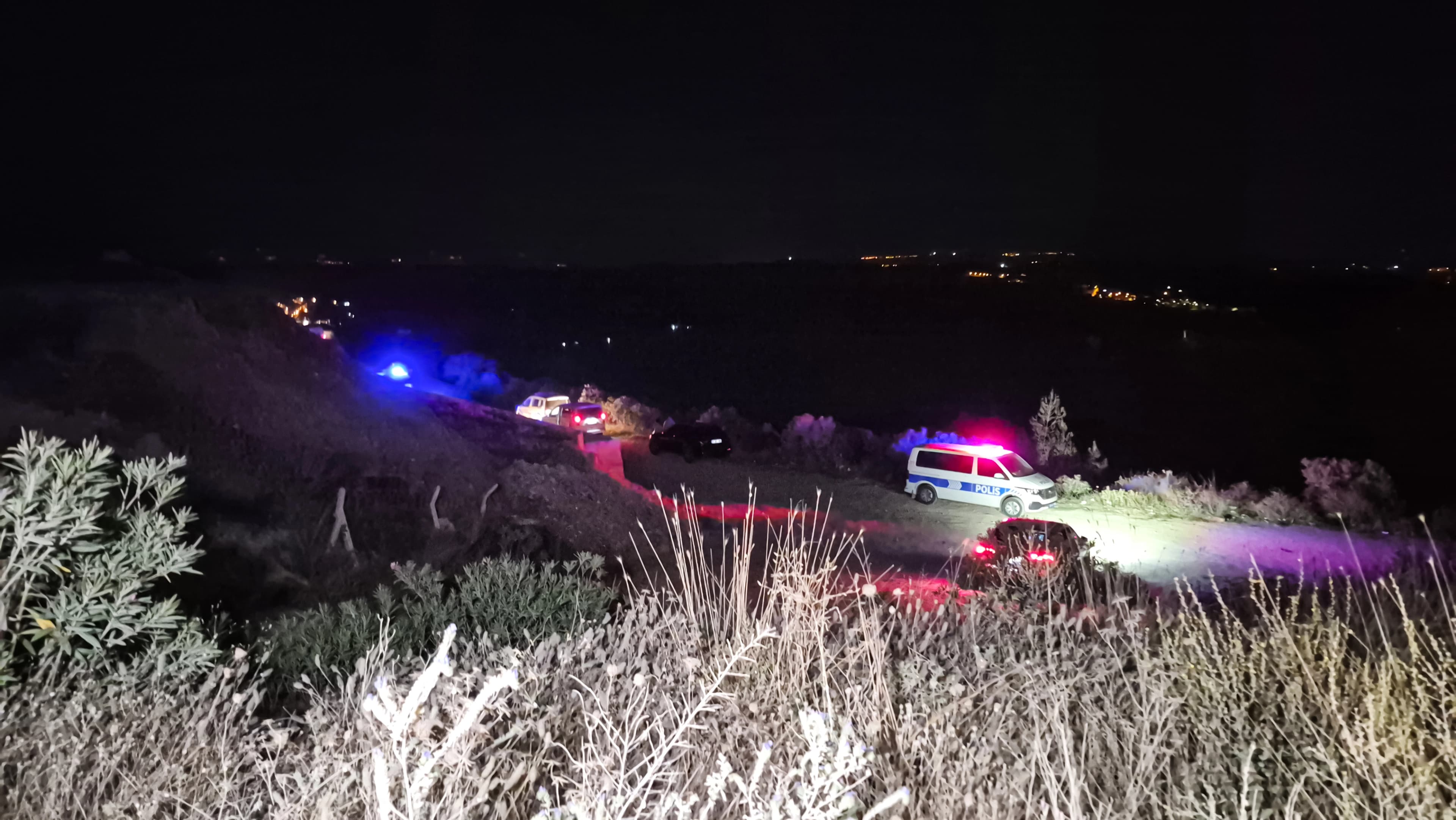 Adana'da silahlı saldırıya uğrayan 3 kişi hayatını kaybetti. Olay yerine polis ve sağlık ekipleri sevk edildi. / AA