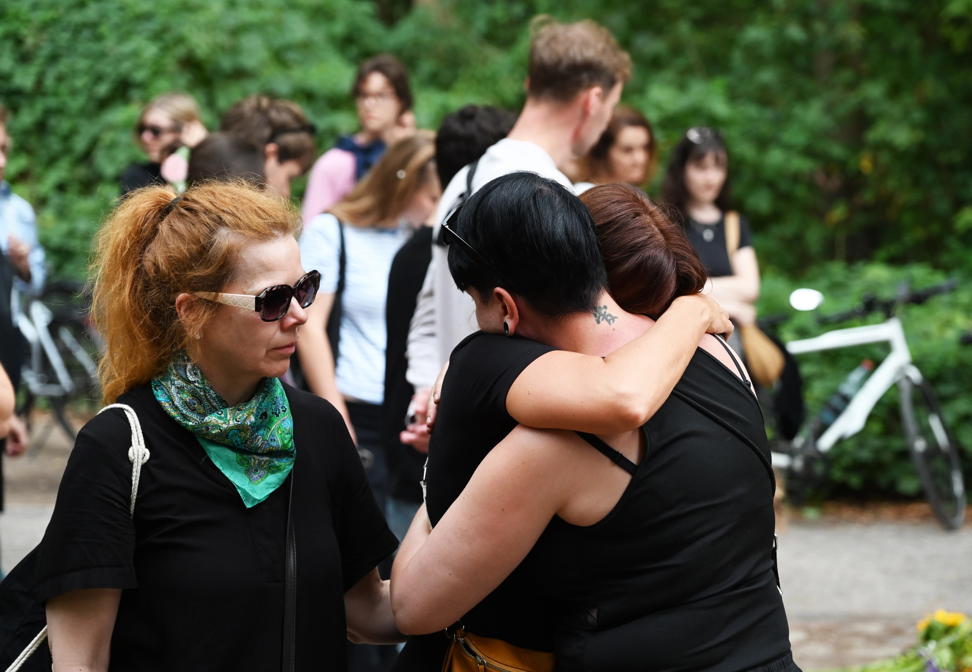 Berlin'de LGBTQ yürüyüşünün yapıldığı alanda araçla düzenlenen saldırıda hayatını kaybeden ve yaralanan kişiler için vatandaşlar, olay yerine çiçek ve mum bıraktı. / AA