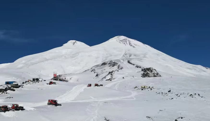 4 Aralık 2021'de Rusya'nın Kabardey-Balkar Cumhuriyeti'ndeki Elbruz Dağı'nın zirvesinden bir görünüm. / Sergey Pivovarov / Arşiv Fotoğrafı / Reuters