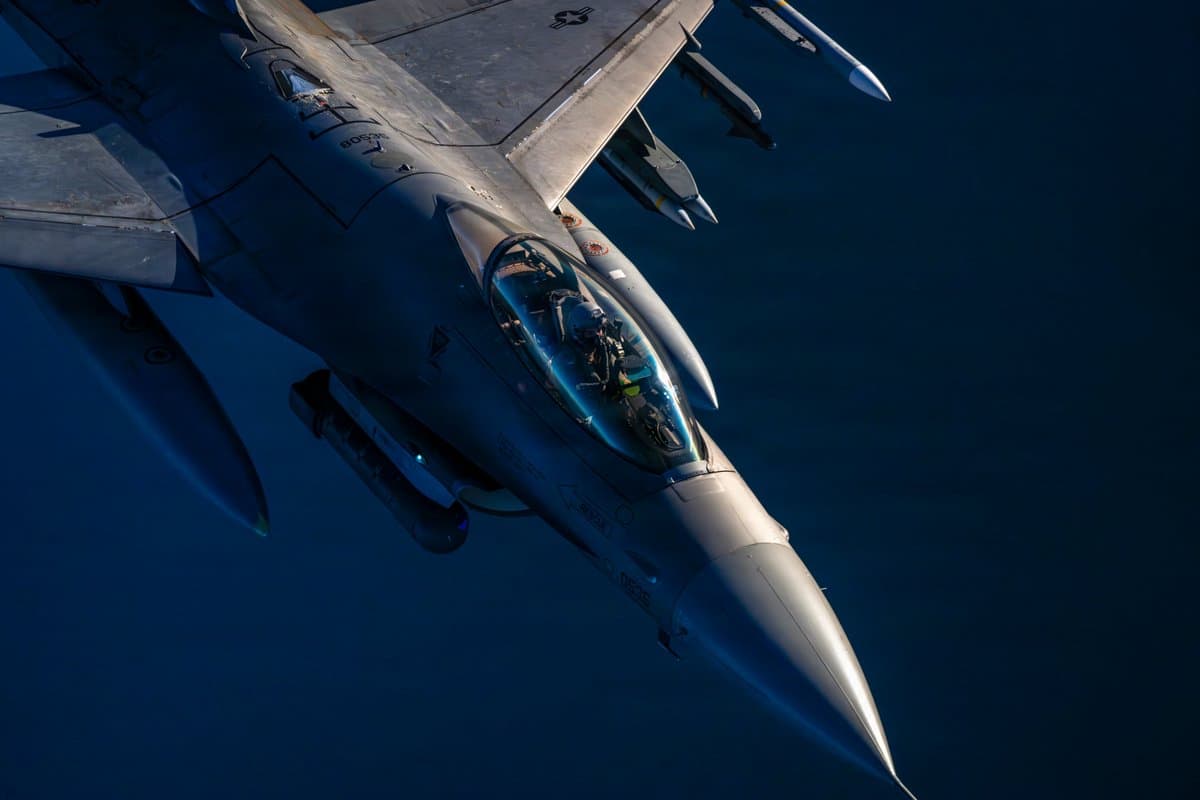 مقاتلة أميركية من طراز F-16 اثناء قيامها بدوريات في اجواء الشرق الأوسط-Centcom