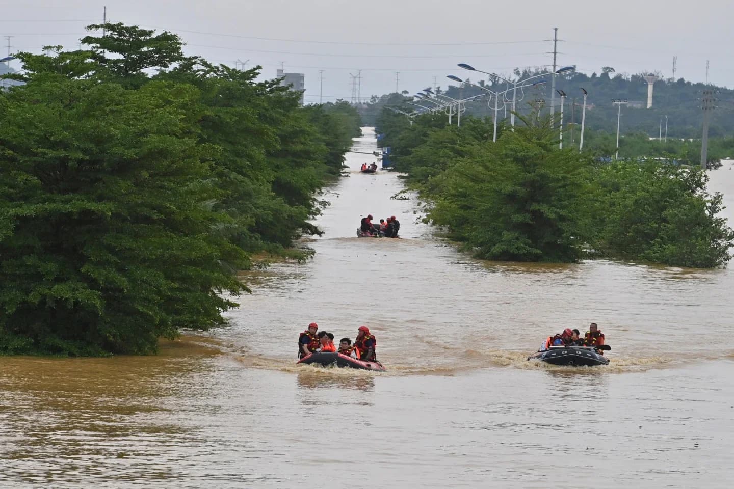 لەم وێنەیەدا کە لەلایەن ئاژانسی هەواڵی شینخواوە بڵاوکراوەتەوە، تیمەکانی فریاگوزاری سەرقاڵی رزگارکردن و گواستنەوەی ئەو مامۆستا و قوتابییانەن کە بەهۆی گەردەلوولی (مەیساک)ـەوە لە ناوچەی پەروەردەیی شیجیانگ لە شاری گویگانگی سەر بە هەرێمی خۆبەڕێوەبەریی (گوانگشی ژوانگ) لە باشووری چین گیریانخواردبوو؛ 8ـی تەمووزی 2026 .وێنە: ژۆو هوا / شینخوا - لە رێگەی ئاژانسی AP