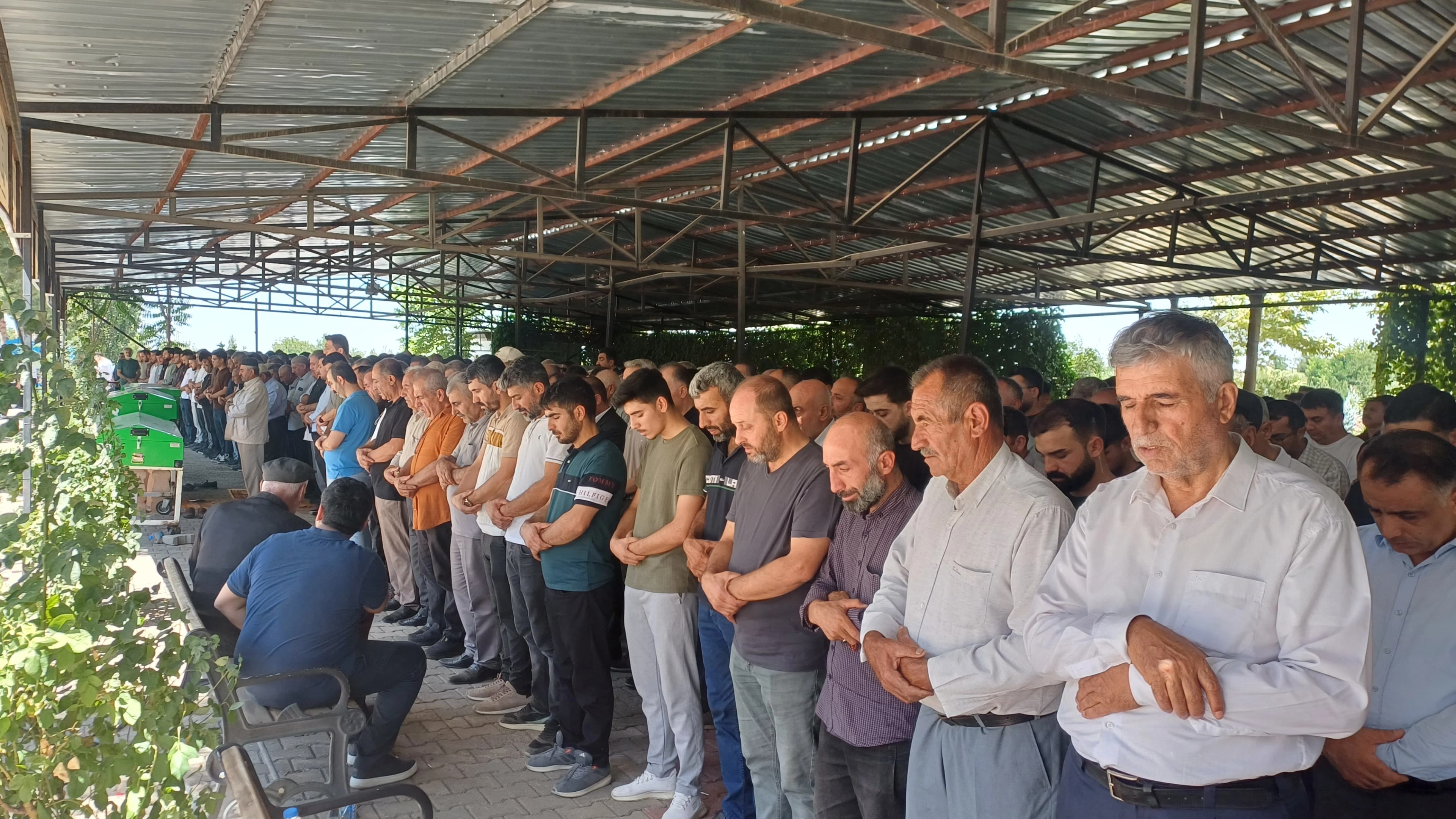 Batman'da silahlı saldırı sonucu hayatını kaybeden AK Parti Batman Merkez İlçe Yönetim Kurulu Üyesi Mehmet Direk ile oğlu Ercan Direk ve yeğeni Ebubekir Direk'in cenazeleri, Asri Mezarlık'ta kılınan namazın ardından defnedildi. / AA