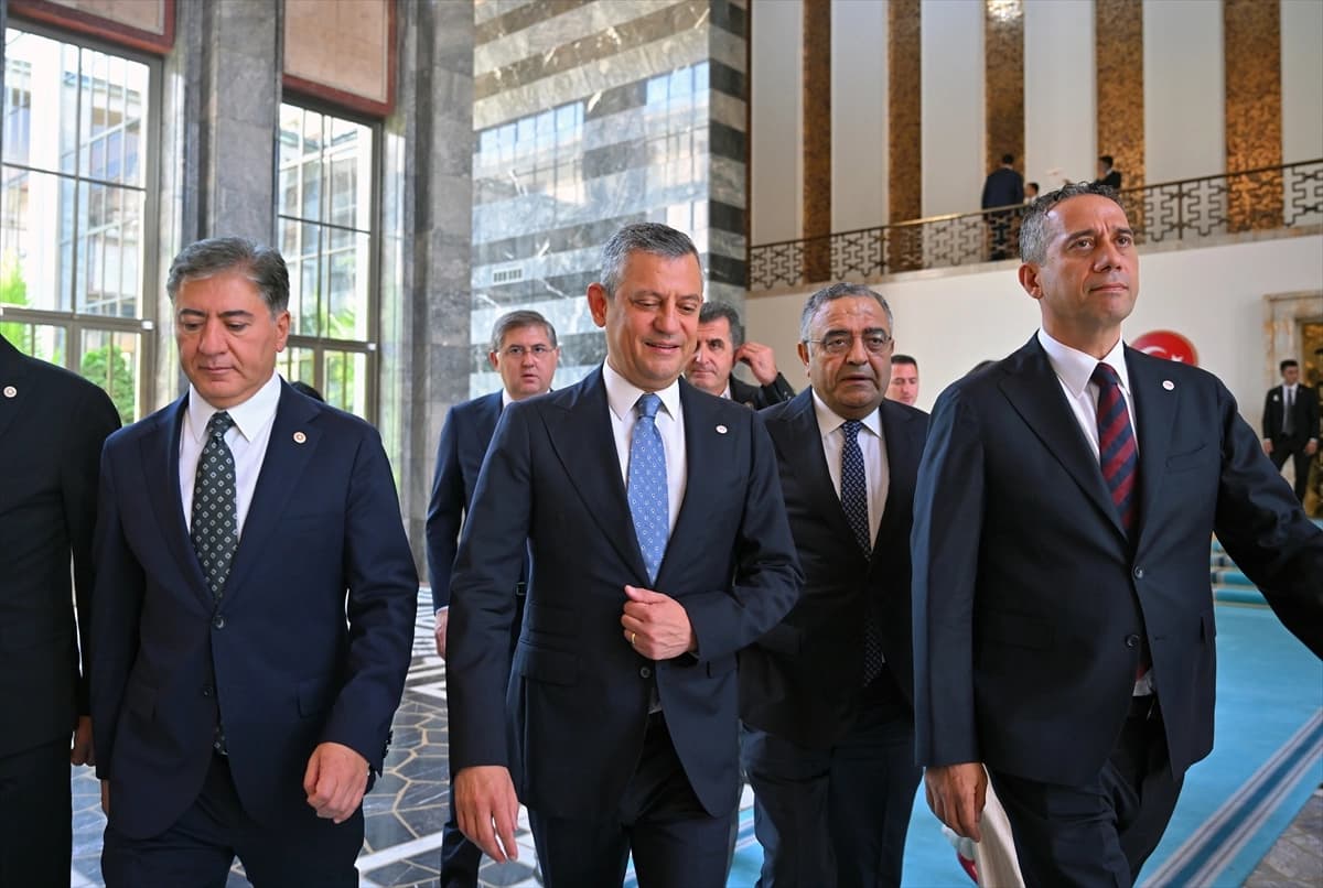 YENİ Parti Genel Başkanı Özgür Özel, Meclis'te kapalı grup toplantısına katıldı. Özel, toplantı çıkışında basın mensuplarına açıklama yaptı. / Foto: AA