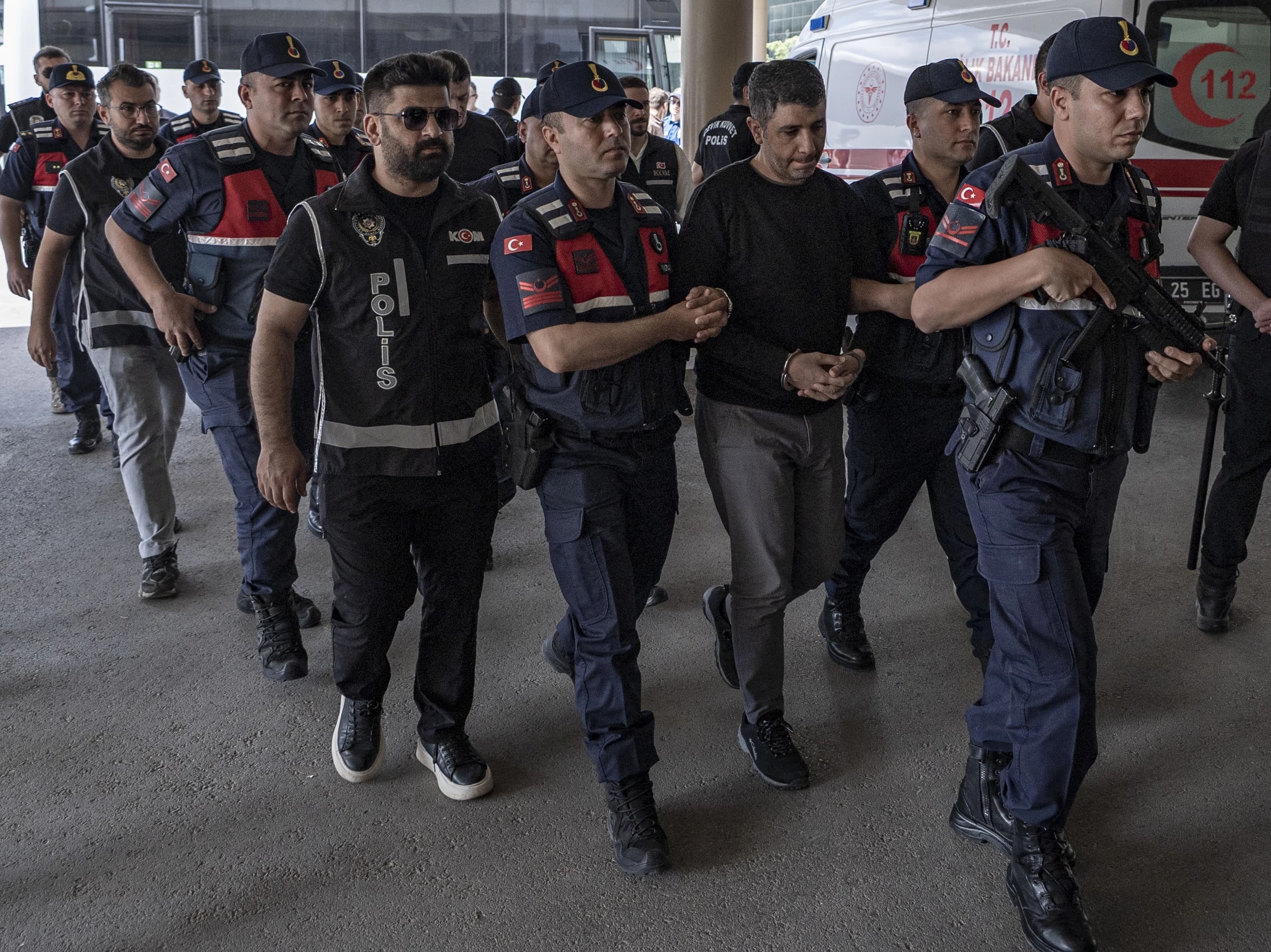 Aynı soruşturmada tutuklu bulunan eski Tunceli Valisi Tuncay Sonel, koruma polisi Şükrü Eroğlu ve emekli polis memuru Gökhan Ertok'un yeniden ifadeleri alınmıştı. / Foto: AA