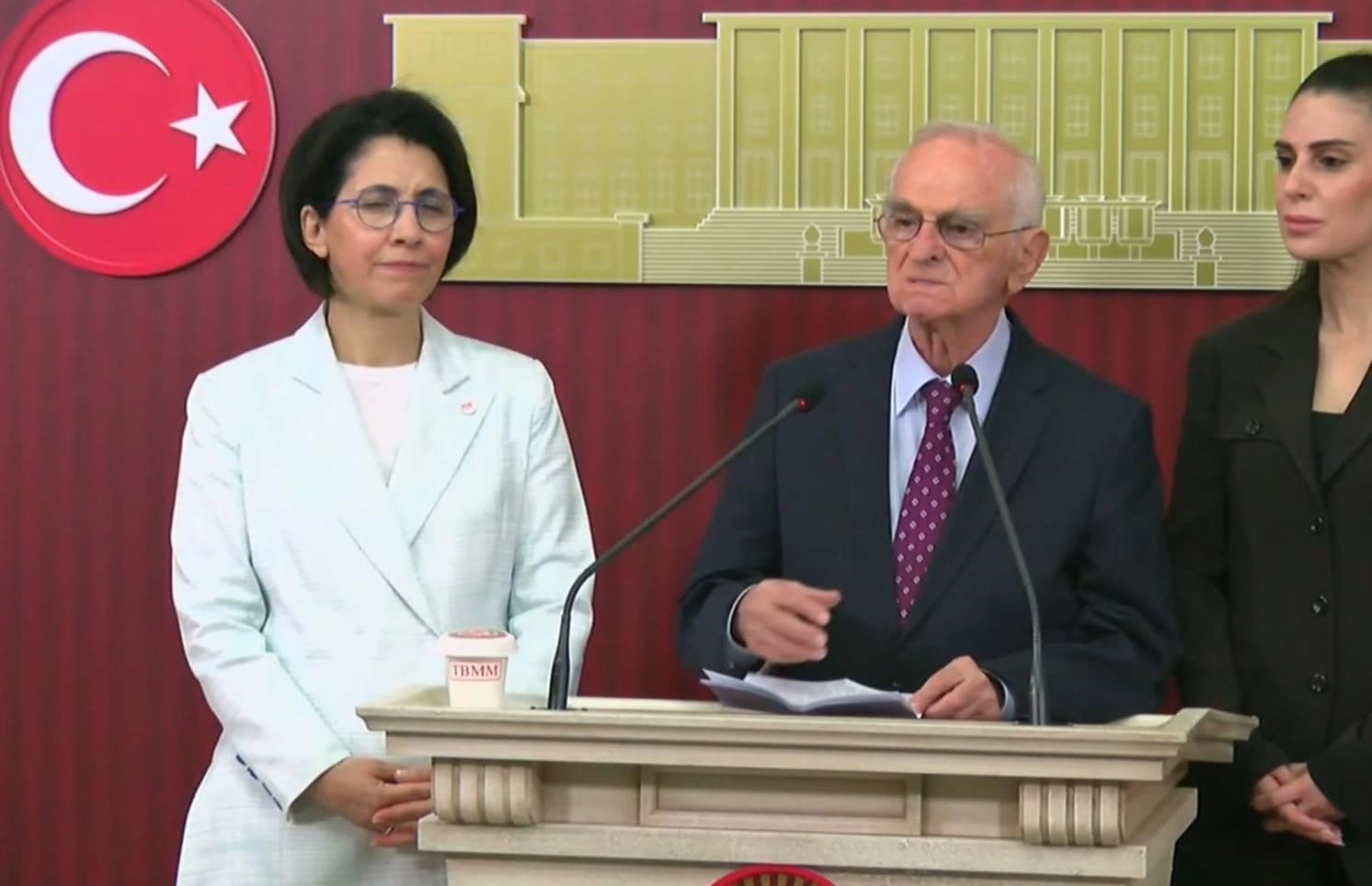 Eski CHP Genel Sekreteri ve 70 yıldır CHP üyesi olan Önder Sav, partisinden istifa etti.