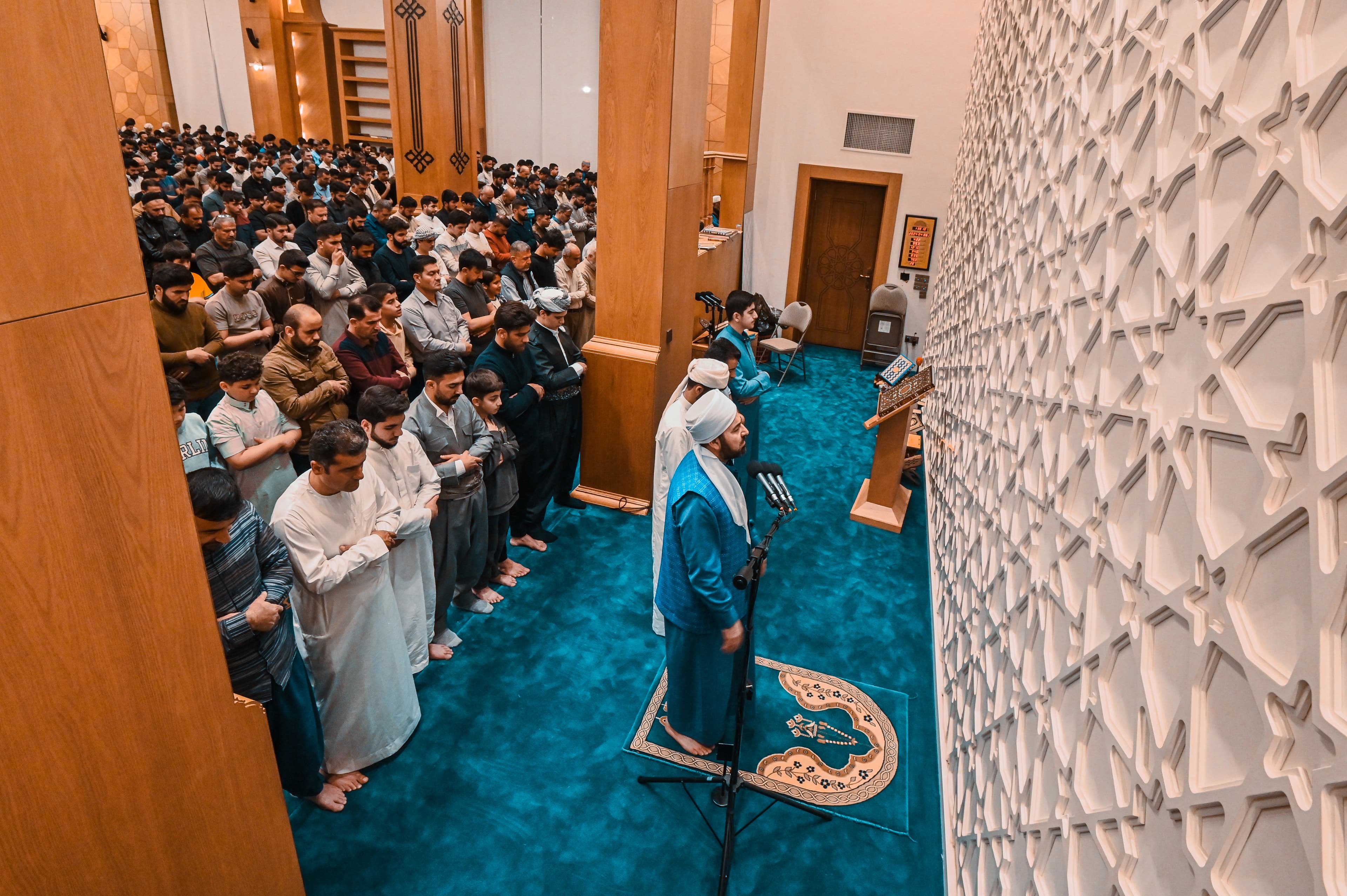 نوێژی بە کۆمەڵ لە مزگەوتێکی شاری هەولێر. وێنە: بڵند تاهیر - رووداو