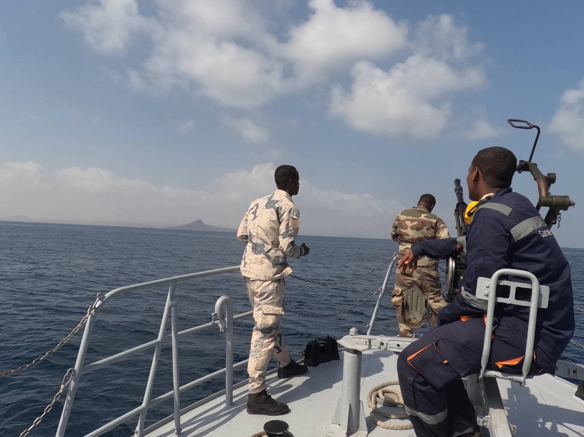 عناصر من خفر السواحل الجيبوتية في باب المندب - ارشيف