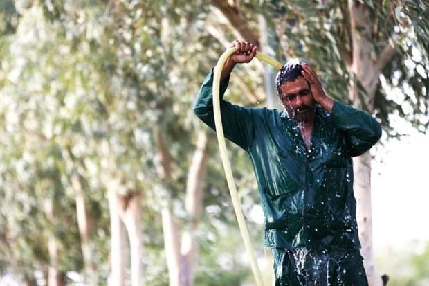 پیاوێک بەهۆی گەرماوە بەم شێوەیە خۆی فێنک دەکاتەوە