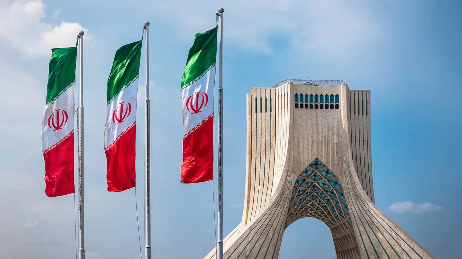 گۆڕەپانی ئازادیی تاران و ئاڵای کۆماری ئیسلامیی ئێران