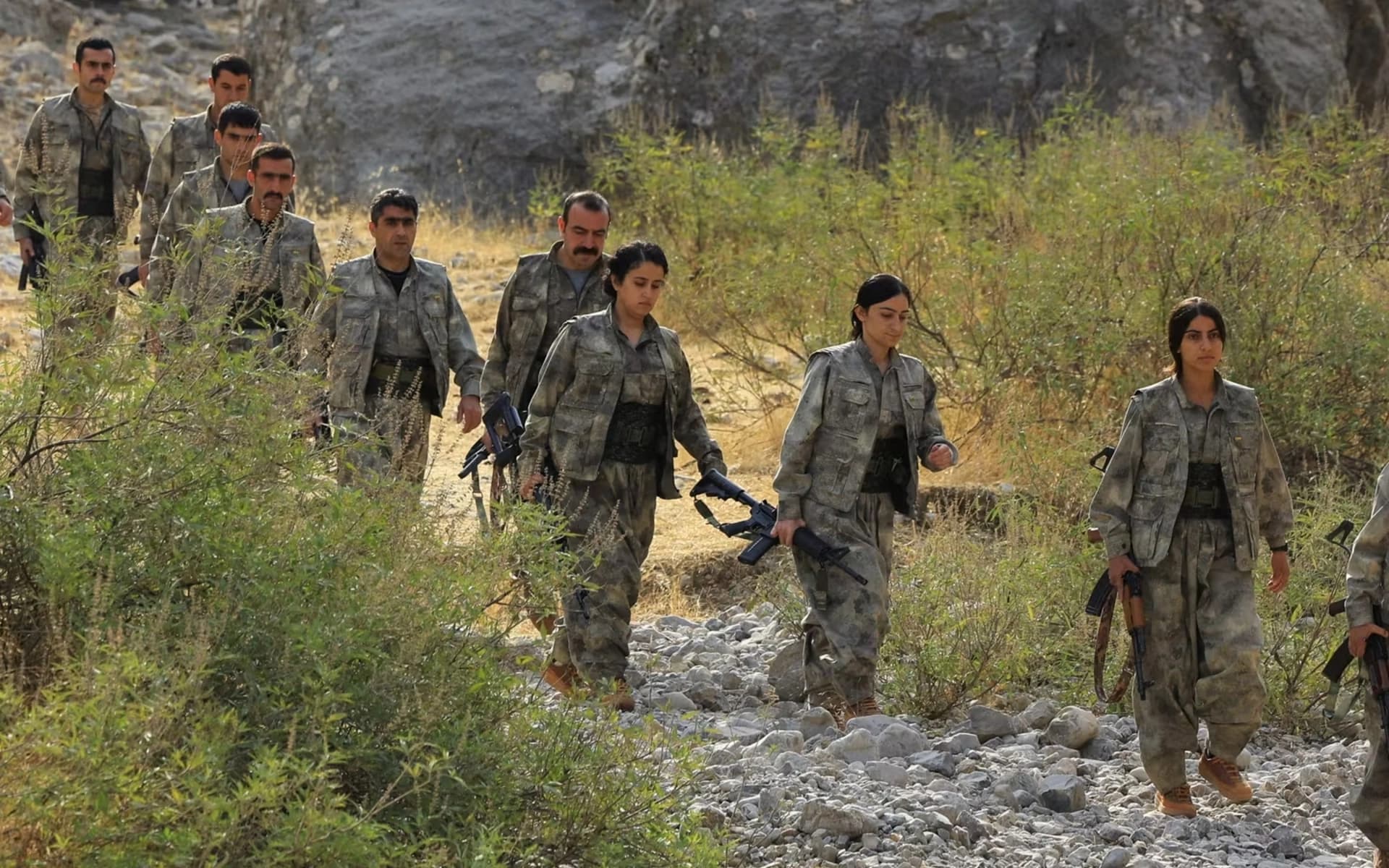 دیمەنێکی گەریلاکانی پەکەکە بەر لە سووتاندنی چەکەکانیان لە سنووری سلێمانی. وێنە: Reuters
