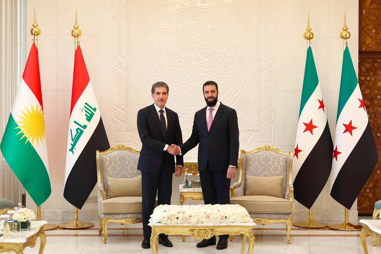 پێشوازیکردنی ئەحمەد شەرع لە نێچیرڤان بارزانی لە کۆشکی گەل