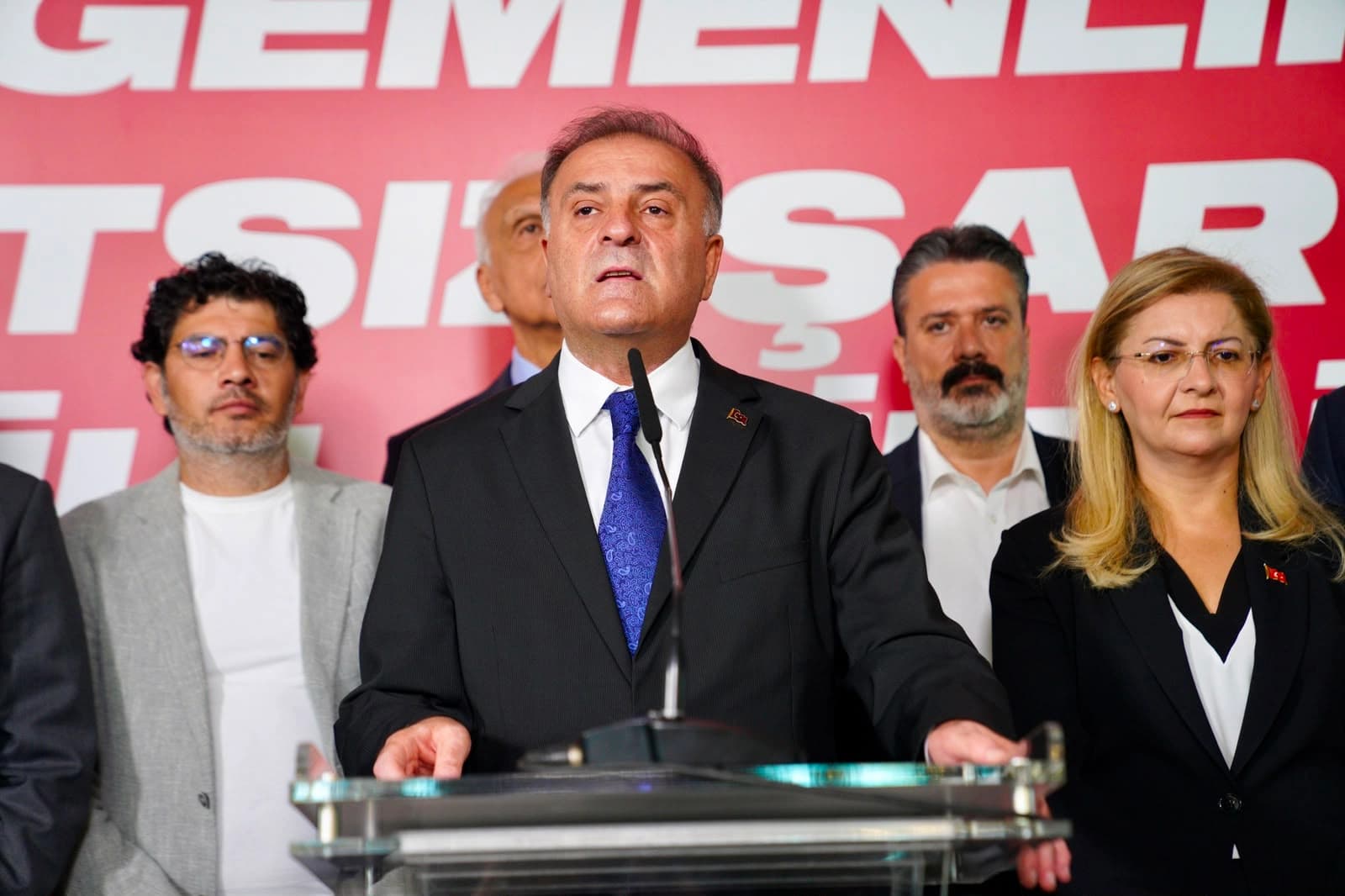 İBB Başkan Vekili Nuri Aslan, Saraçhane'deki İBB Başkanlık binasında düzenlenen basın toplantısında konuşma yaptı.  / AA