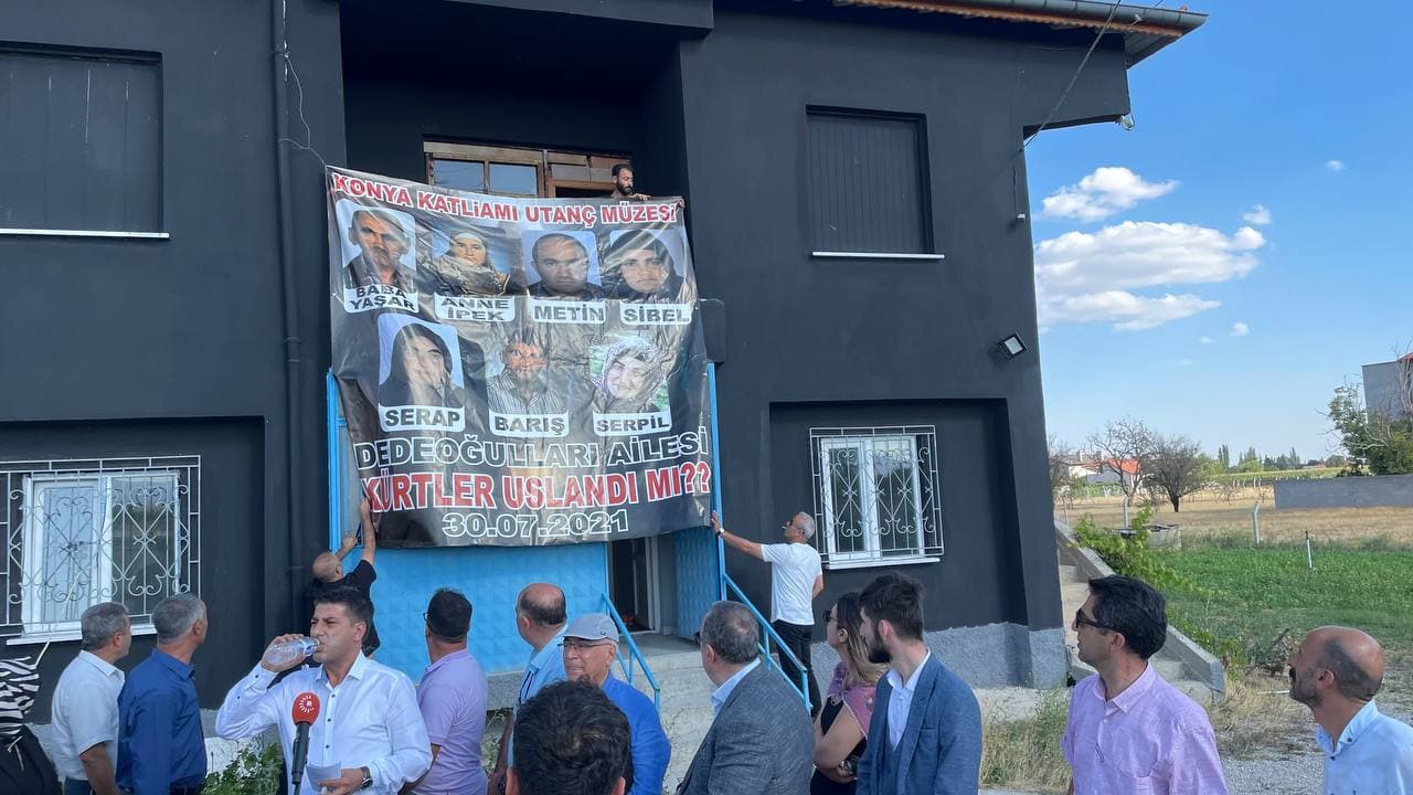 Dedeoğulları ailesinin 7 ferdinin öldürülmesinin dönümünde Konya’da düzenlenen anma programlarından bir kare. / Foto: Şevket Herki / Rûdaw