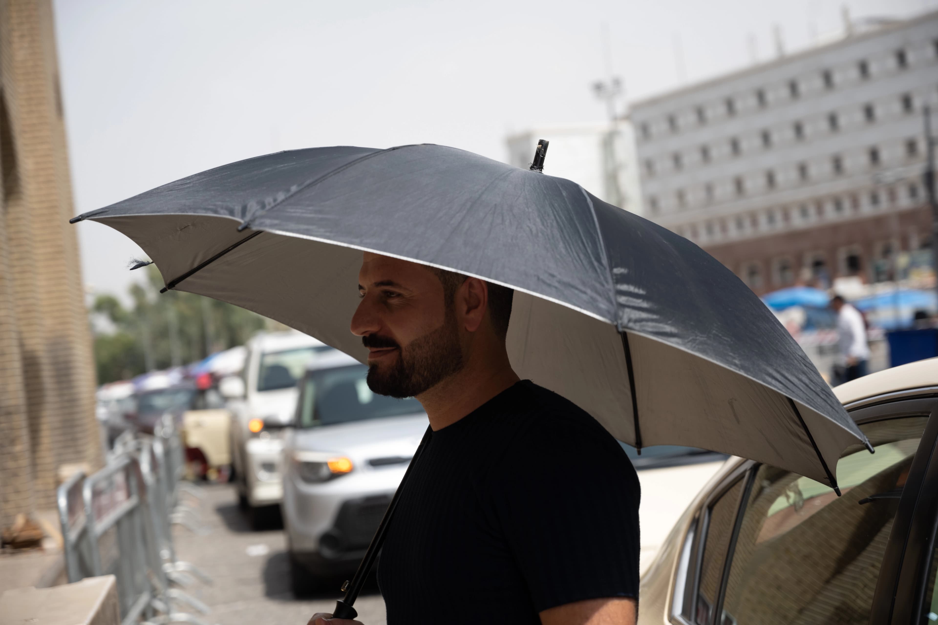 هاونیشتمانییەک لە هەولێر بەهۆی گەرماوە چەتری هەڵگرتووە. وێنە: بڵند تاهیر - رووداو