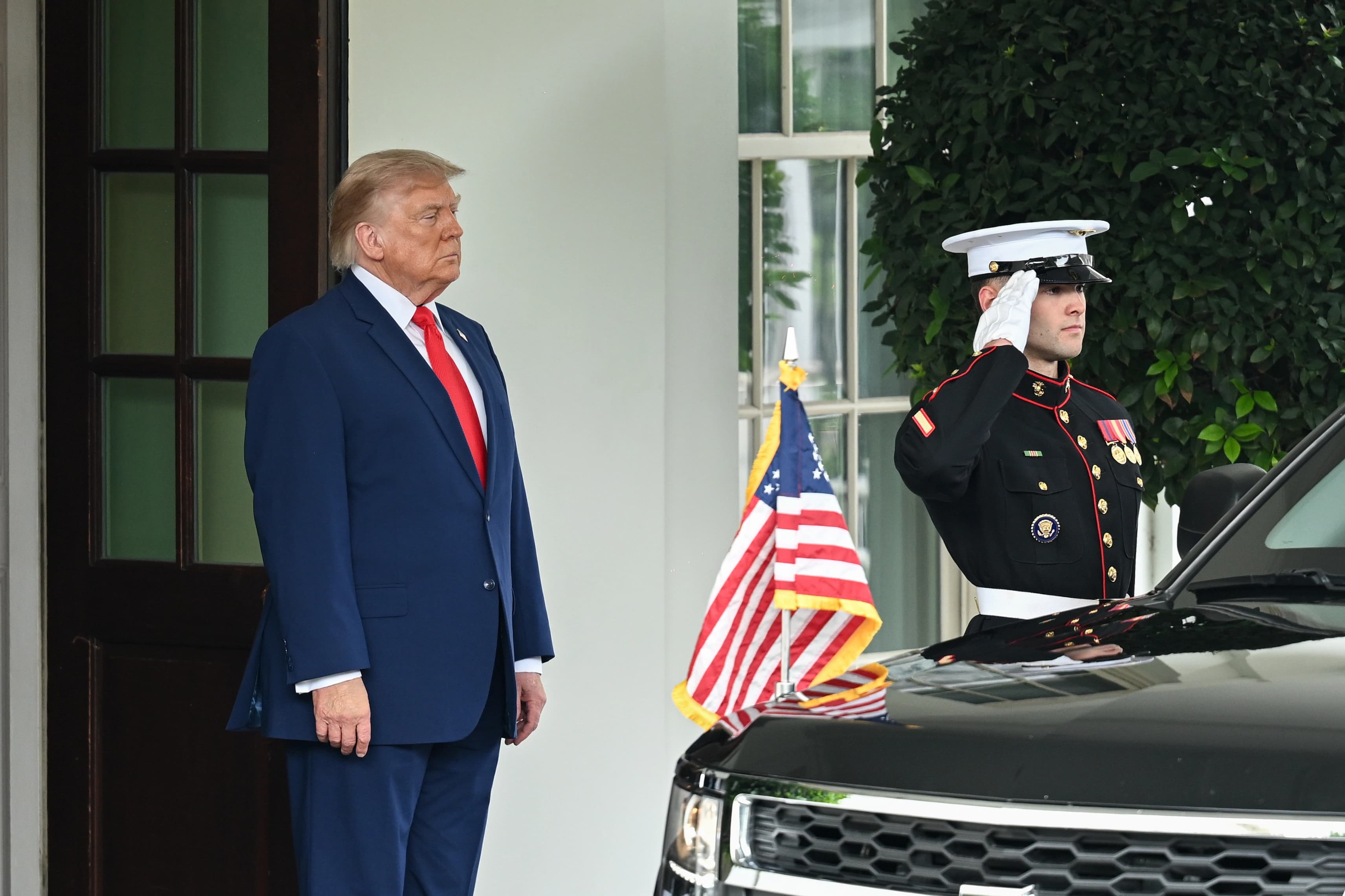 ABD Başkanı Donald Trump, Beyaz Saray’ın girişinde. / AA