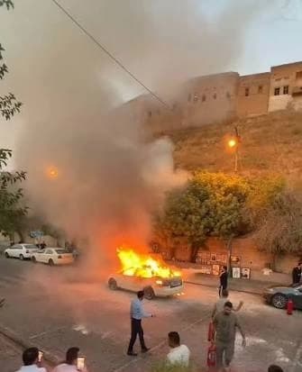 دیمەنی ساتی سووتانی ئۆتۆمبێلێک لەنزیک قەڵای هەولێر. وێنە: تۆڕە کۆمەڵایەتییەکان