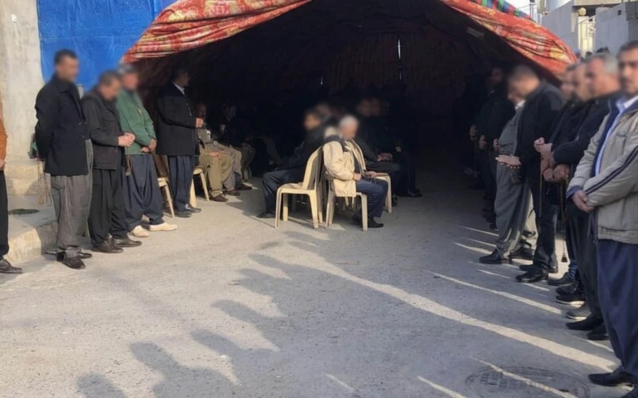 دیمەنی بەڕێوەچوونی پرسەیەک. وێنەکە تەنیا بۆ روونکردنەوەی هەواڵەکەیە
