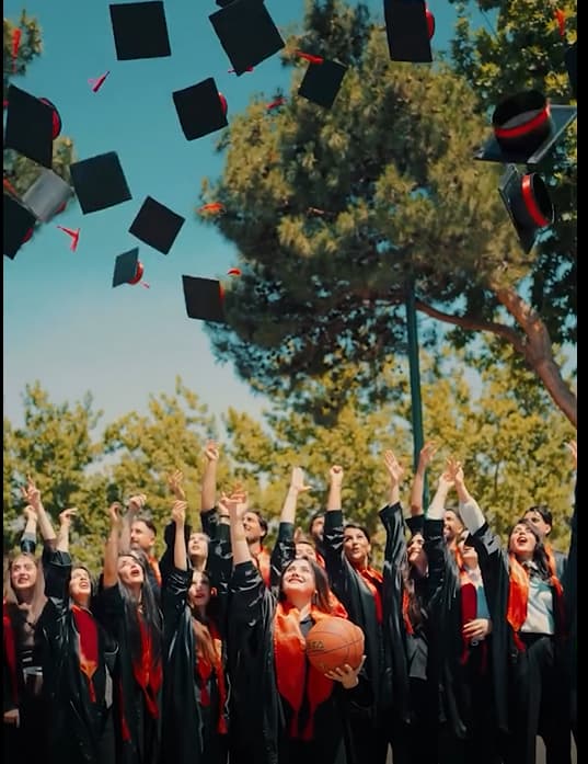 بەهۆی دیاربوونی قژی کچەکان، ڤیدیۆکە لەلایەن زانکۆکەوە سڕاوەتەوە