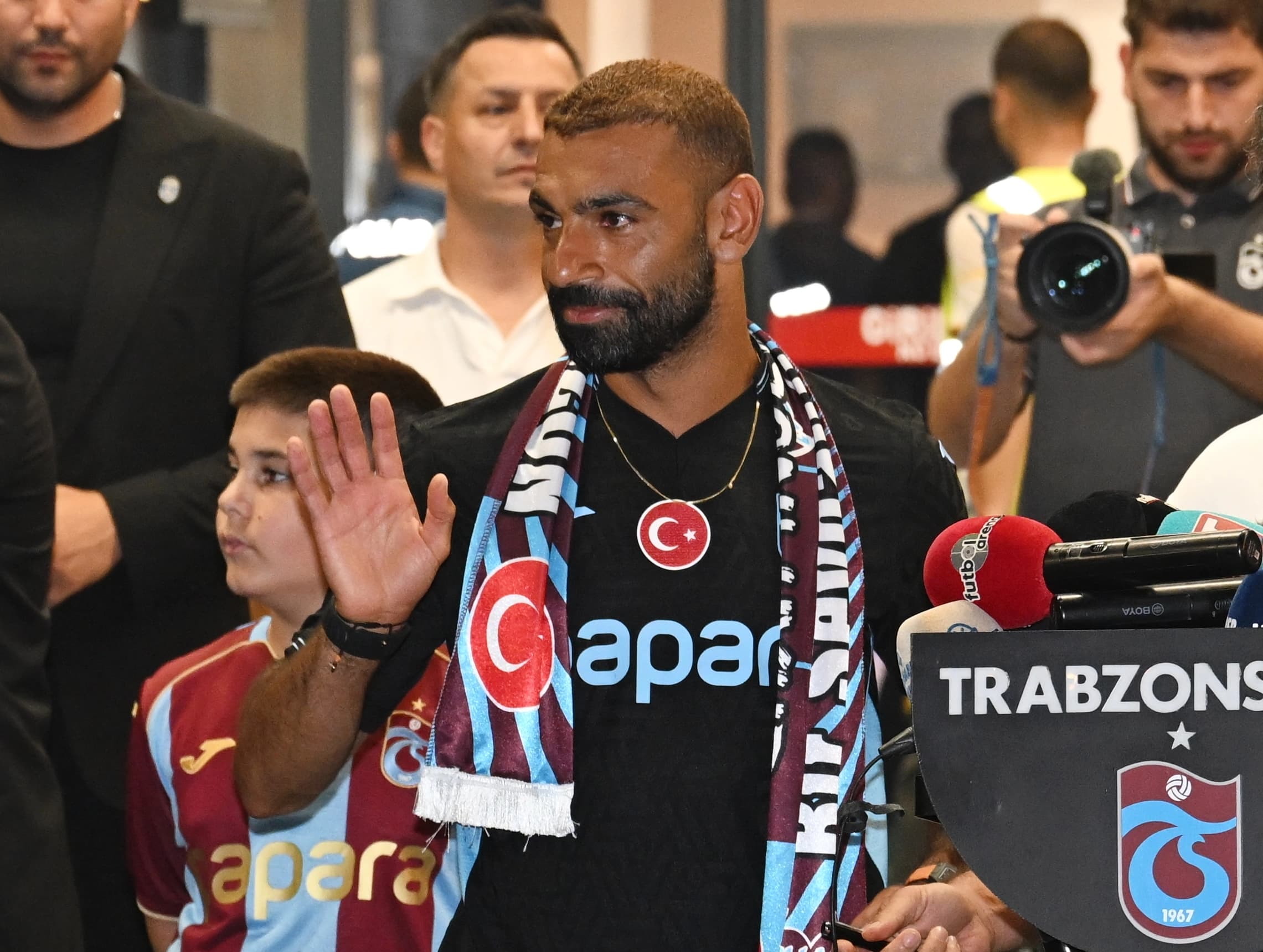 Dünya futbolunun yıldız isimlerinden Muhamed Salah, Trabzon'da büyük coşku ile karşılandı / Foto: AA