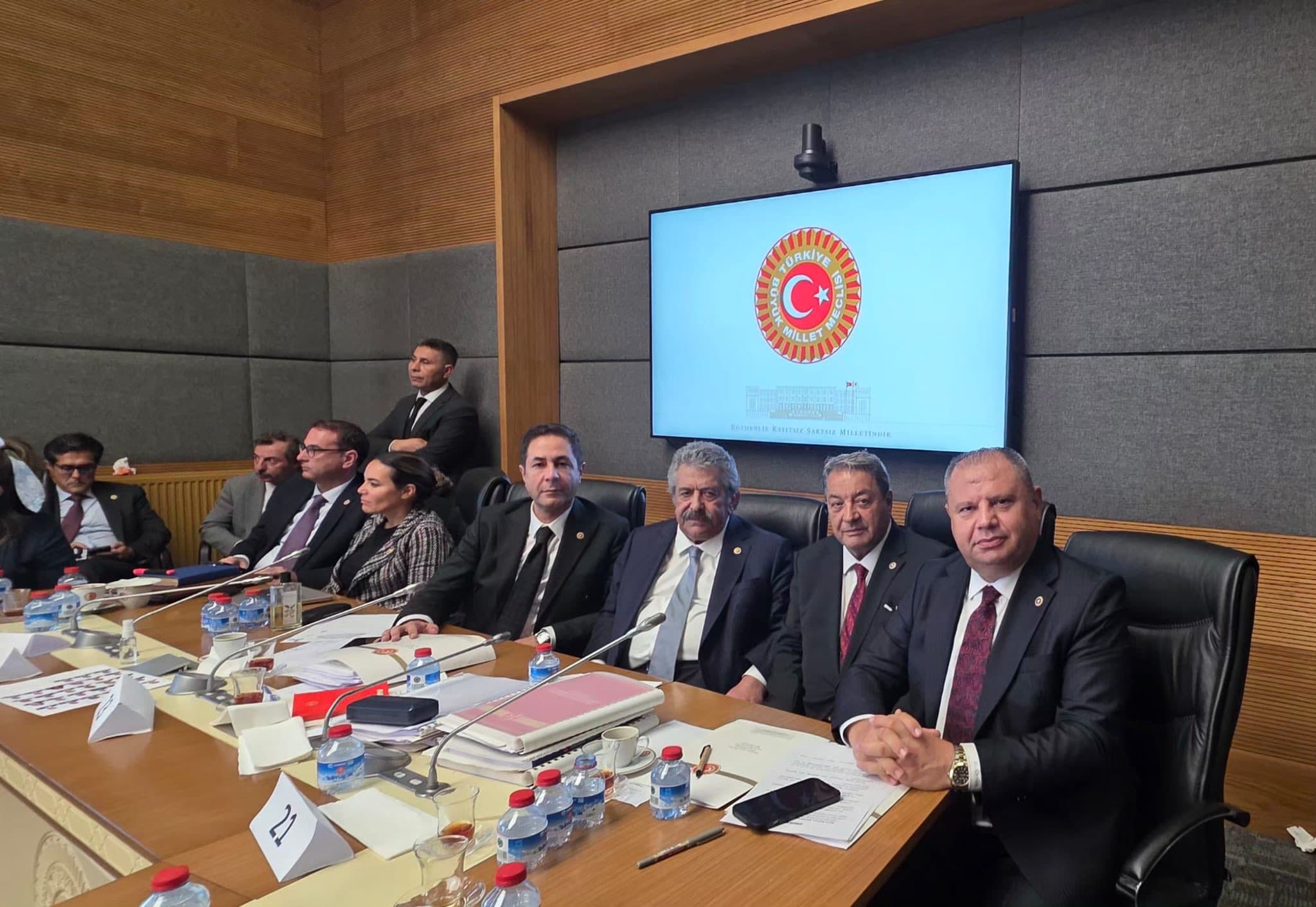 Feti Yıldız (sağ 3) Adalet Komisyonu toplantısında. / Foto: X