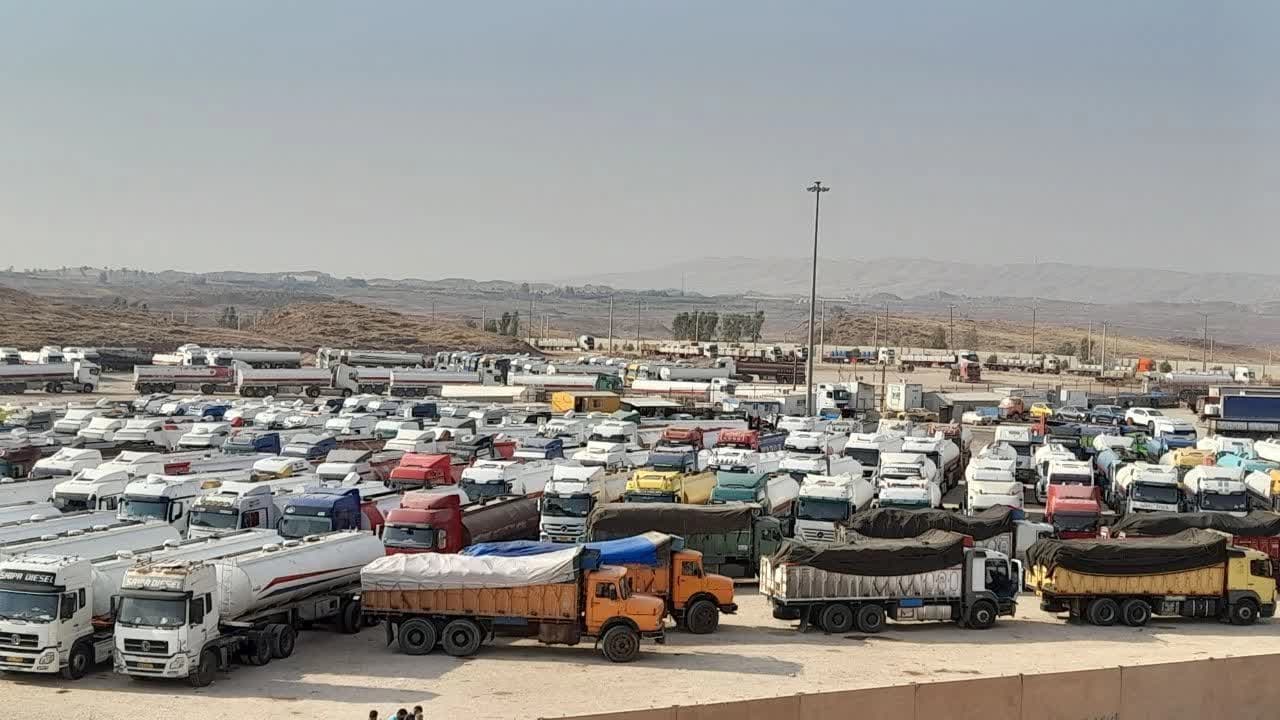 ژمارەیەک بارهەڵگر لە دەروازەیەکی سنووریی کرماشان