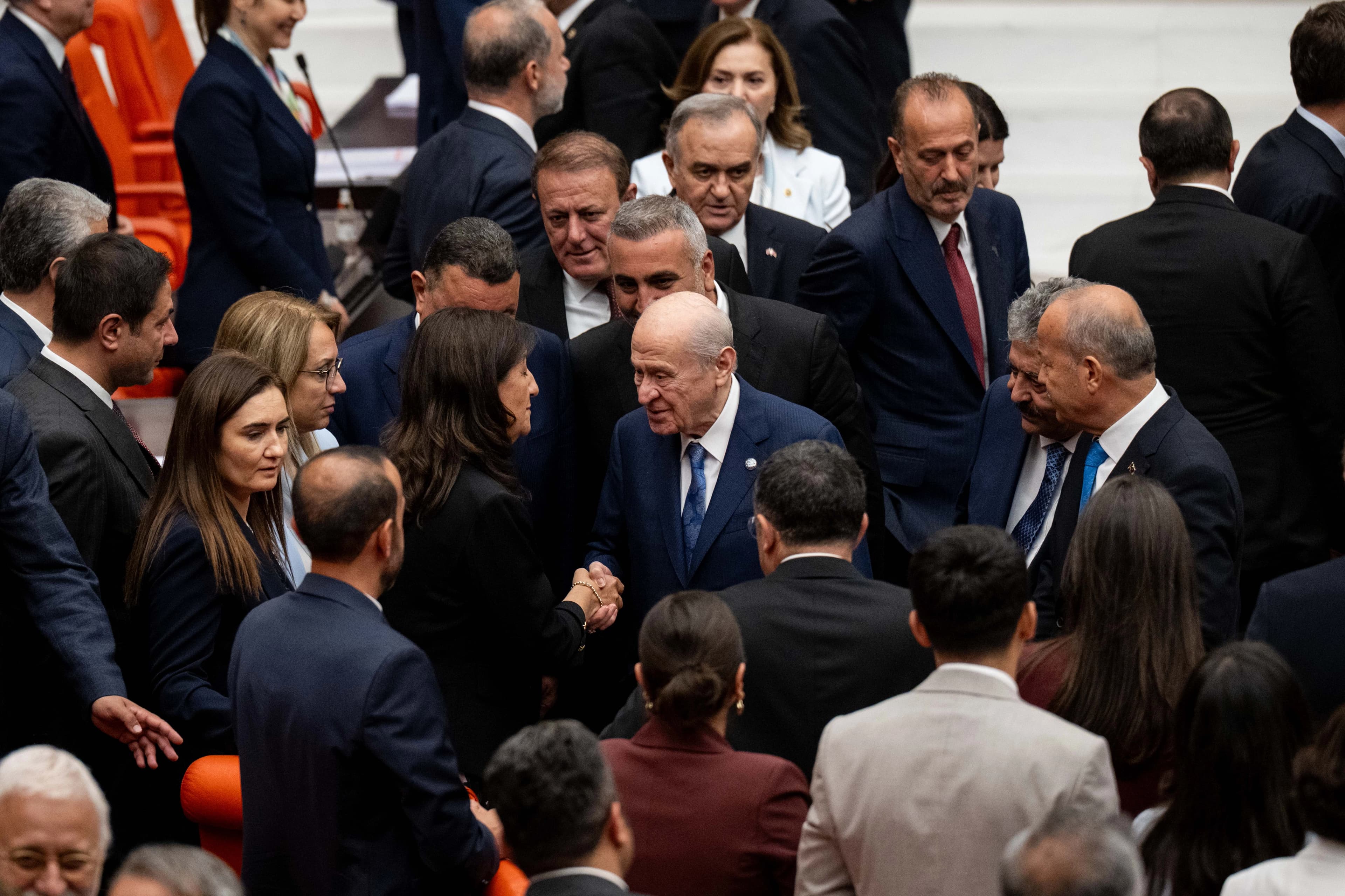 Çerçeve yasa teklifi Meclis Genel Kurulu'nda kabul edilerek yasalaştı. Genel Kurula katılan MHP Genel Başkanı Devlet Bahçeli ve TBMM Başkanvekili Pervin Buldan ile tokalaştı.  / AA