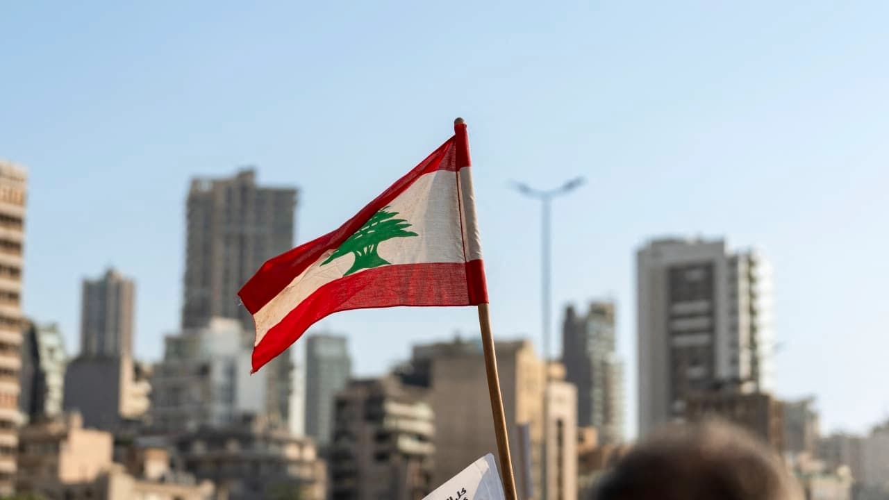 علم لبنان في بيروت