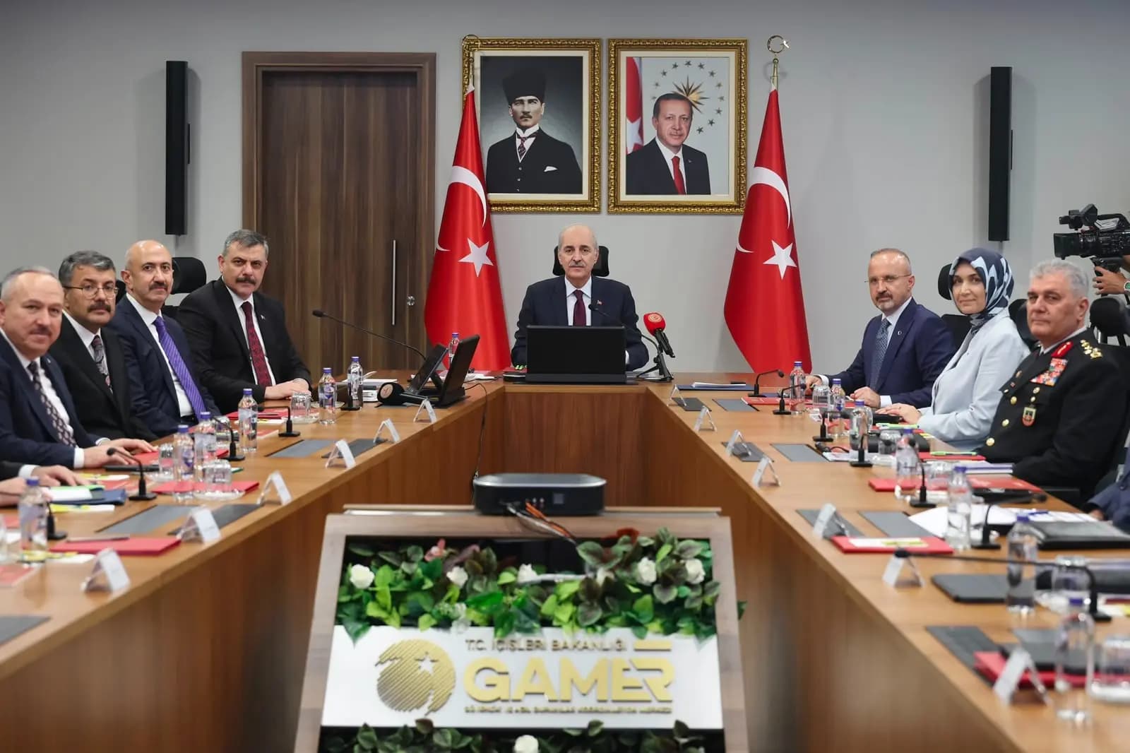 Kurtulmuş û Çîftçî li ser pêvajoyê bi parêzgaran re civiyan / Wêne: Torên civakî