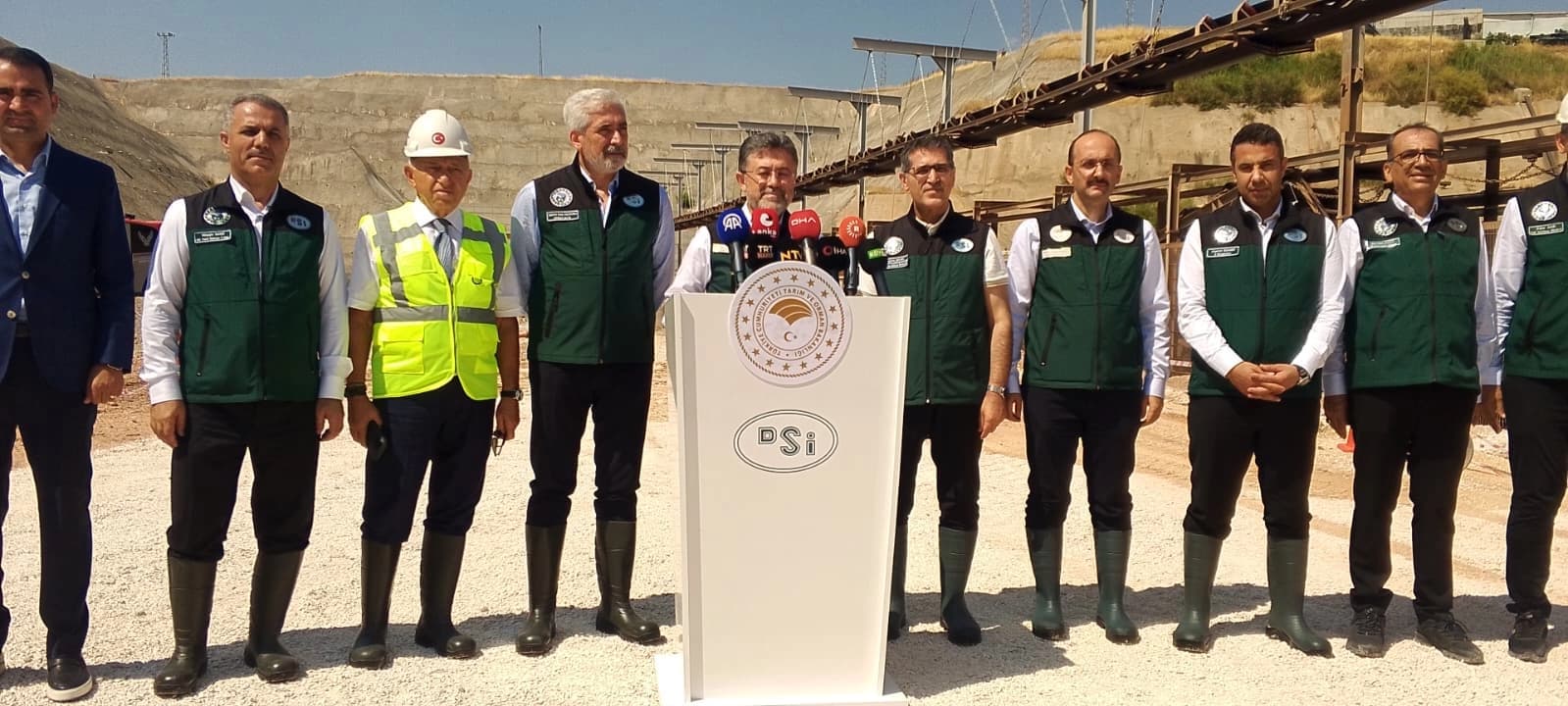 Türkiye Tarım ve Orman Bakanı İbrahim Yumaklı, Diyarbakır’da "Silvan Projesi" sahasındaki incelemelerinin ardından açıklamalarda bulundu. / Foto: Abdulselam Akıncı / Rûdaw / Diyarbakır