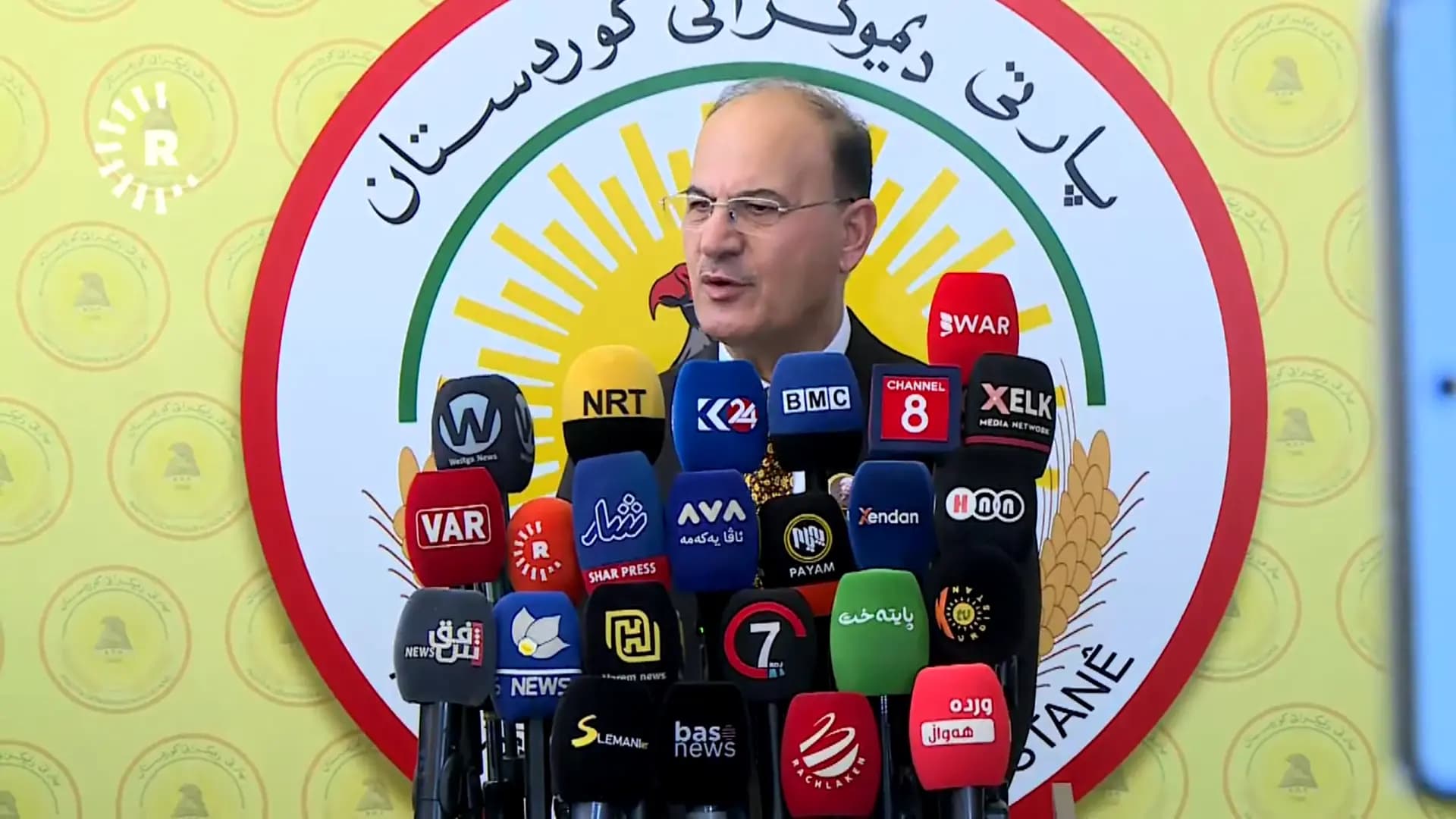KDP Süleymaniye ve Halepçe Teşkilat Sorumlusu Ali Hüseyin, KDP’nin 80’inci kuruluş yıl dönümü dolayısıyla düzenlenen basın toplantısında konuşurken. 16 Ağustos 2026. / Foto: Ekran görüntüsü / Rûdaw