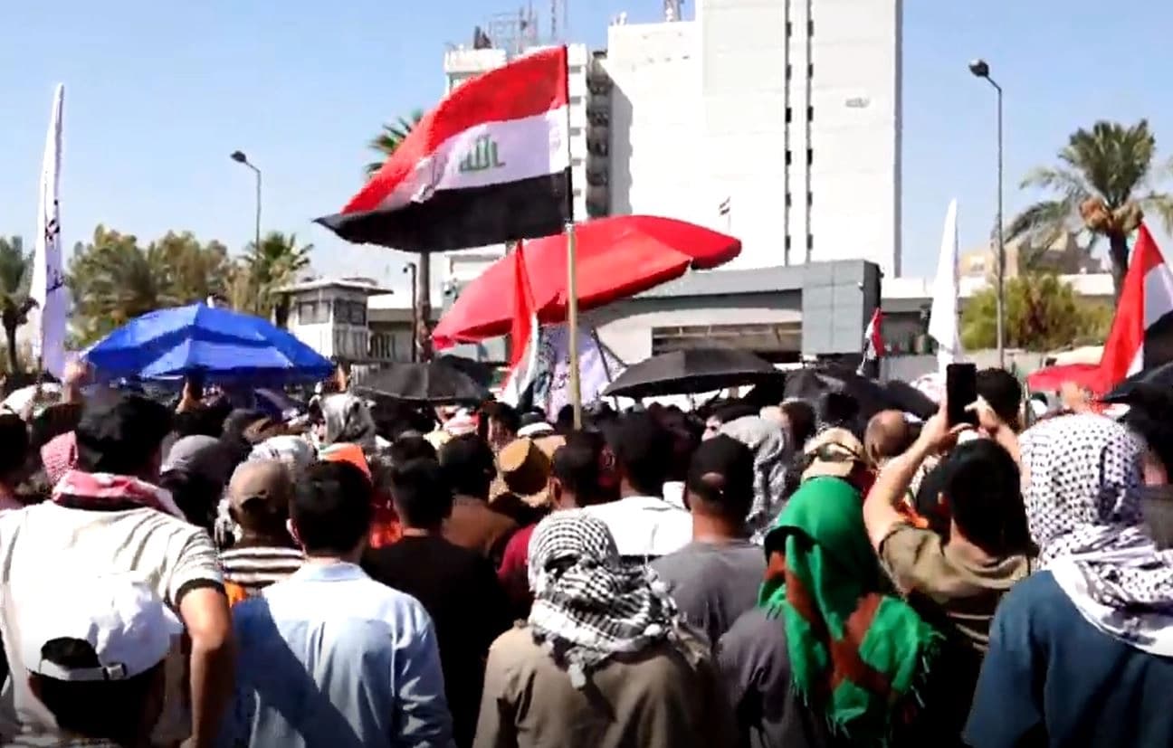تظاهرة خريجي المجموعة الطبية أمام وزارة الصحة العراقية