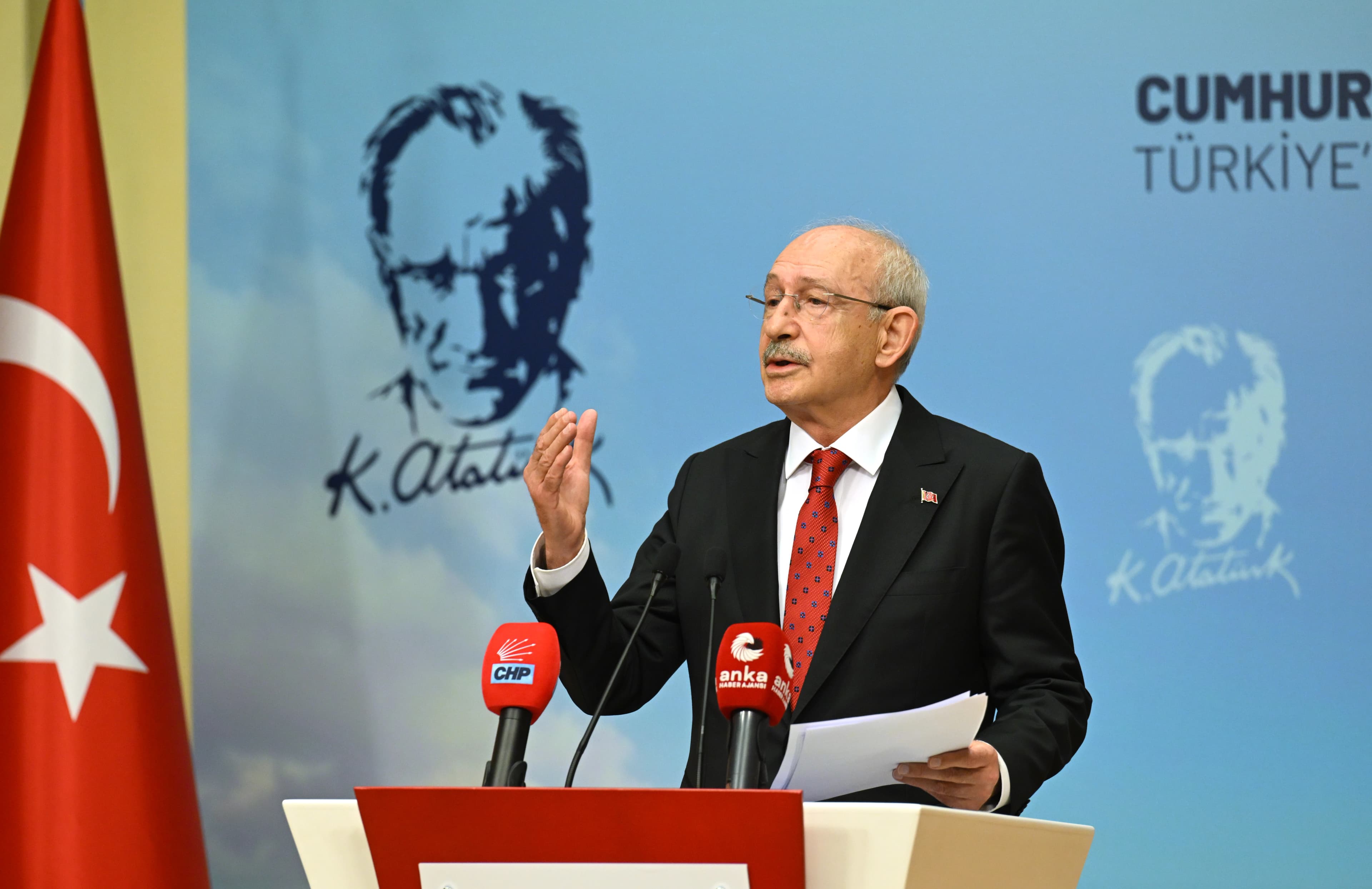 Kemal Kılıçdaroğlu, CHP Genel Merkezi'nde basın toplantısı düzenlerken. / AA