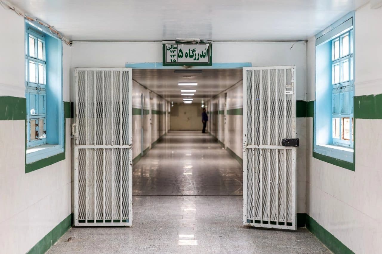 وێنەکە بۆ روونکردنەوەیە و نێو زیندانێکی ئێران پیشان دەدات.